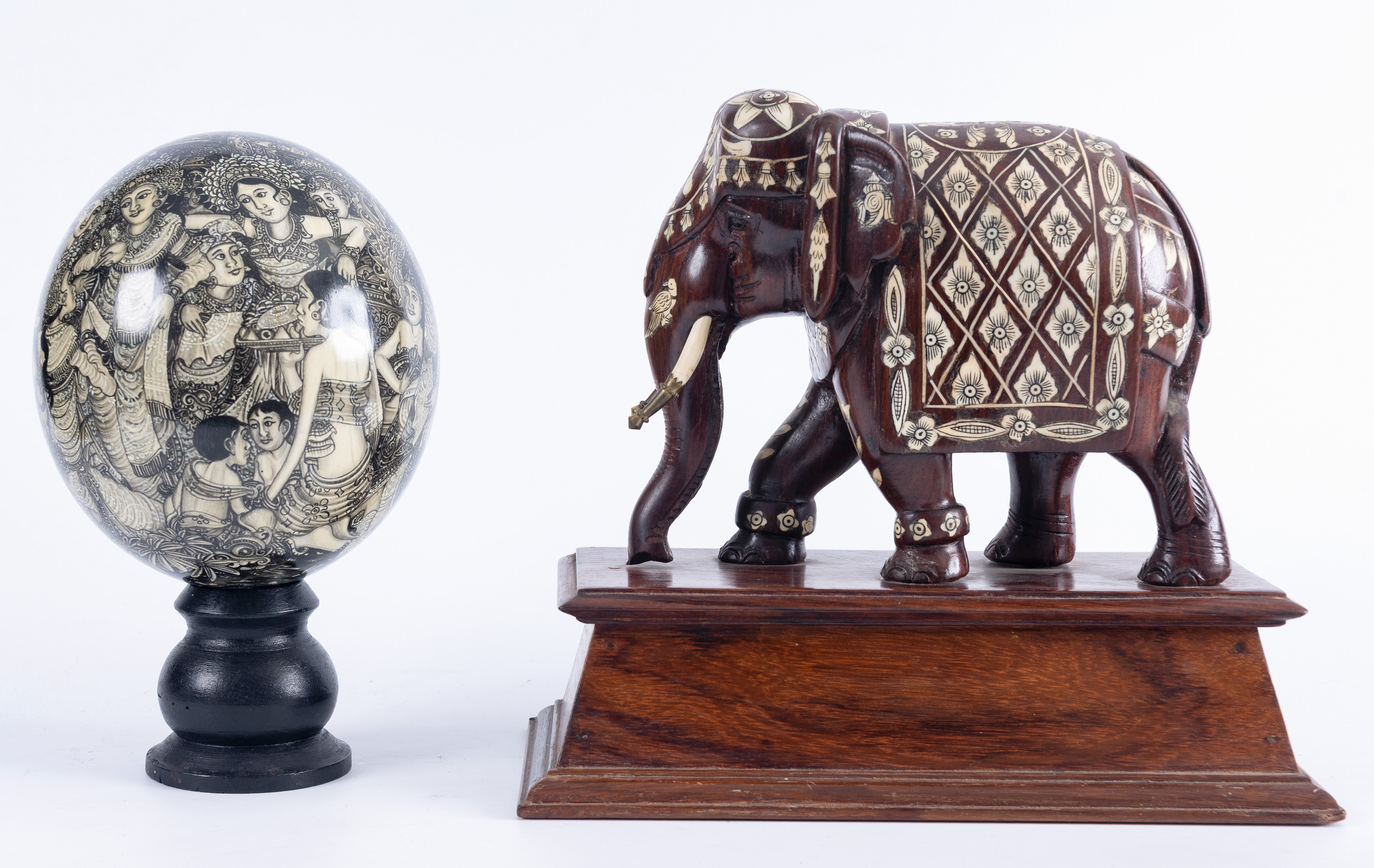 Lote de dos piezas hindúes en madera y hueso; elefante engalanado y huevo lacado con escena de...