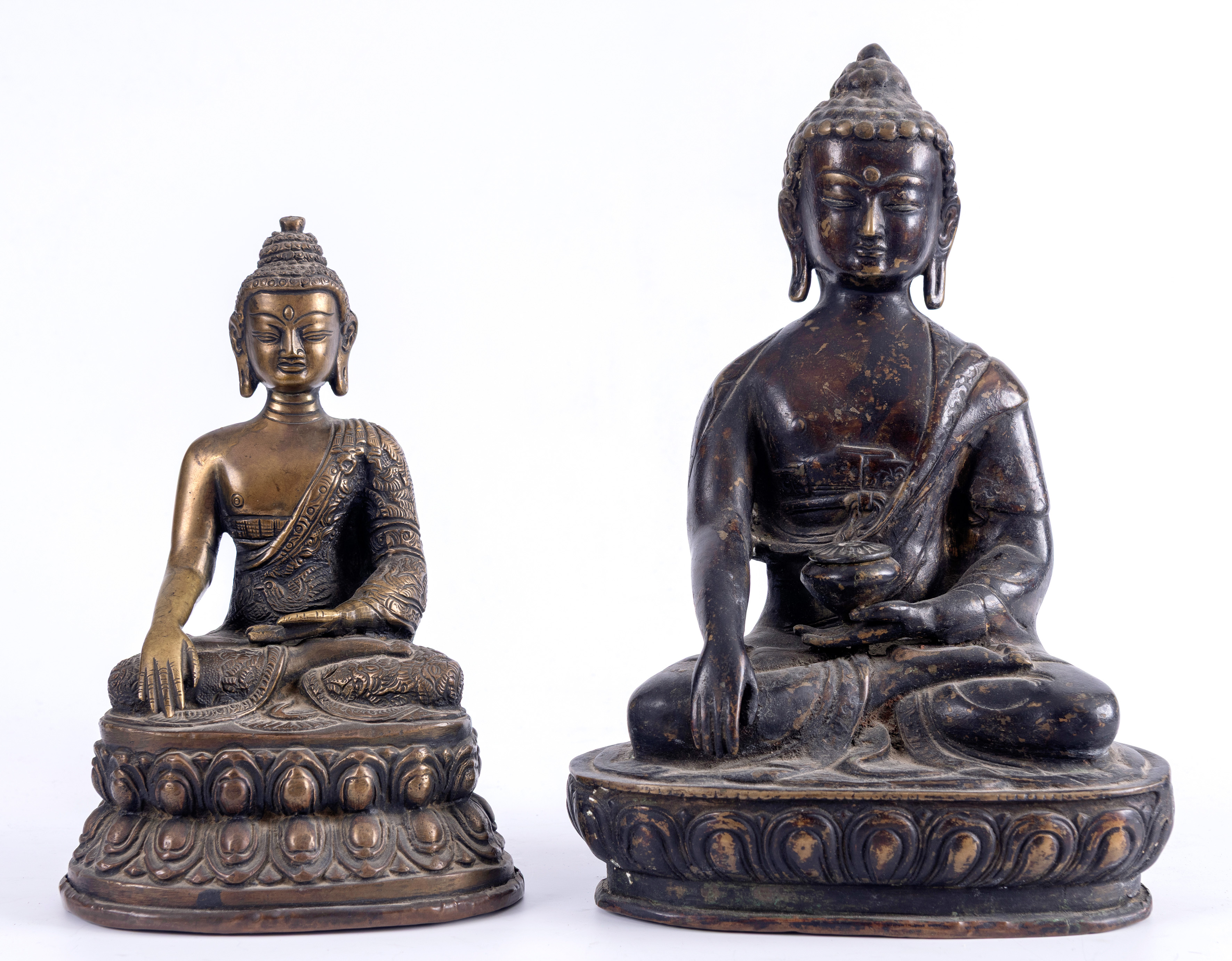 Lote oriental compuesto por dos Budas de la Medicina en bronce. 
En diferentes tamaños.
Altura...