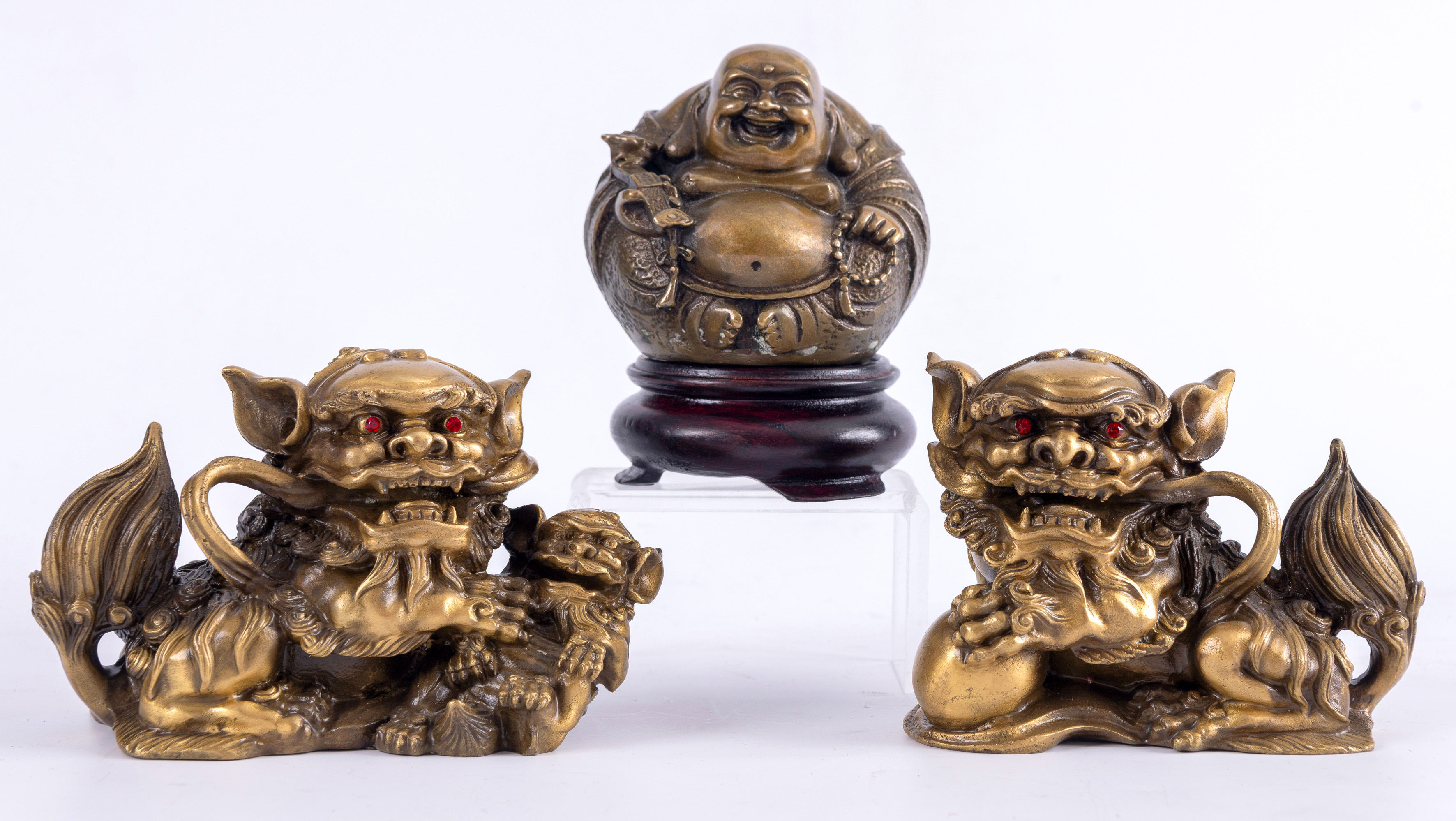 Lote compuesto por: Pareja de leones Foo chinos y Buda feliz en bronce dorado. 
Buda con peana de...