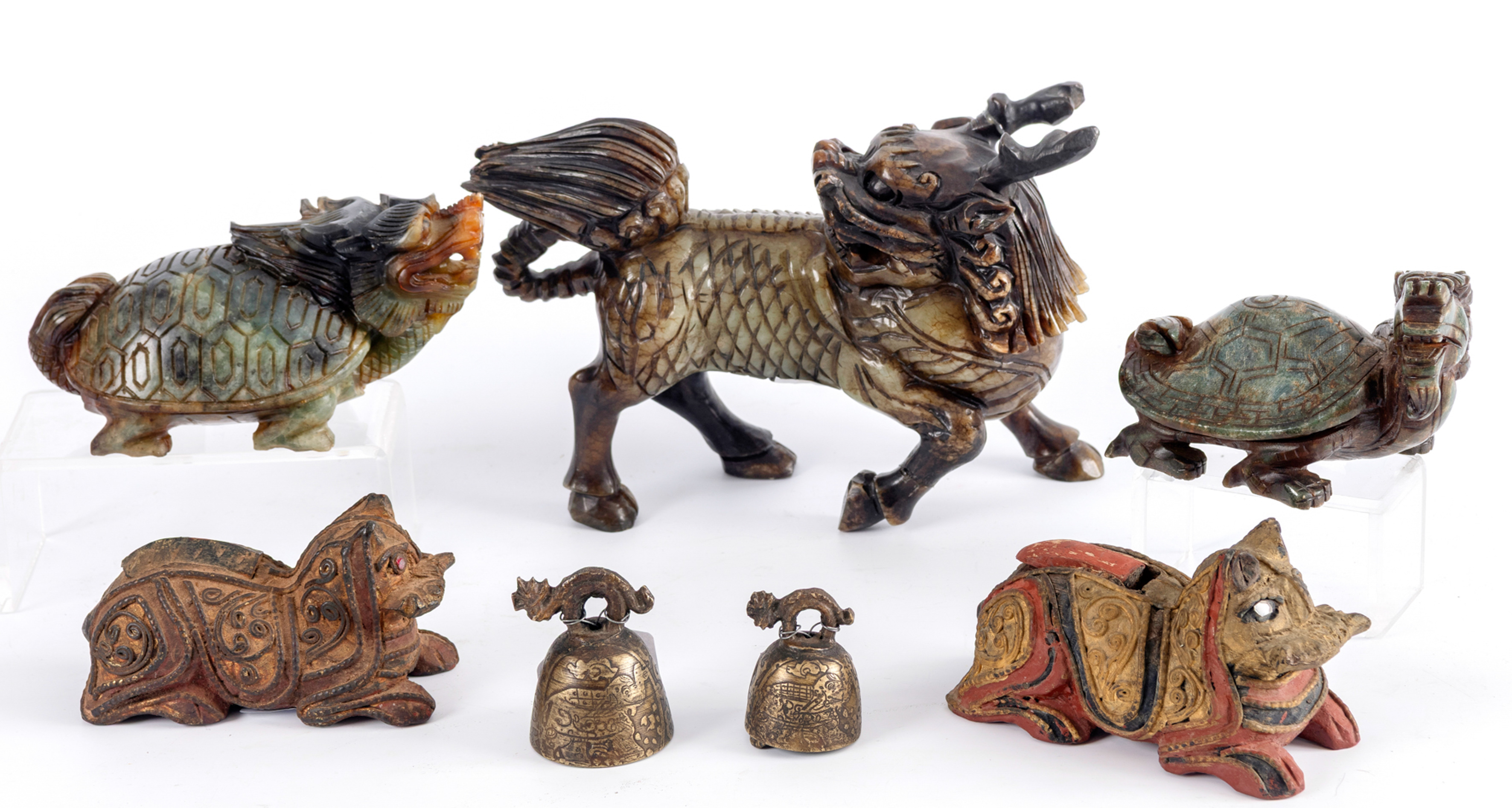 Colección de siete piezas asiáticas, cuatro zoomórficas de animales felinos fantásticos y dos...