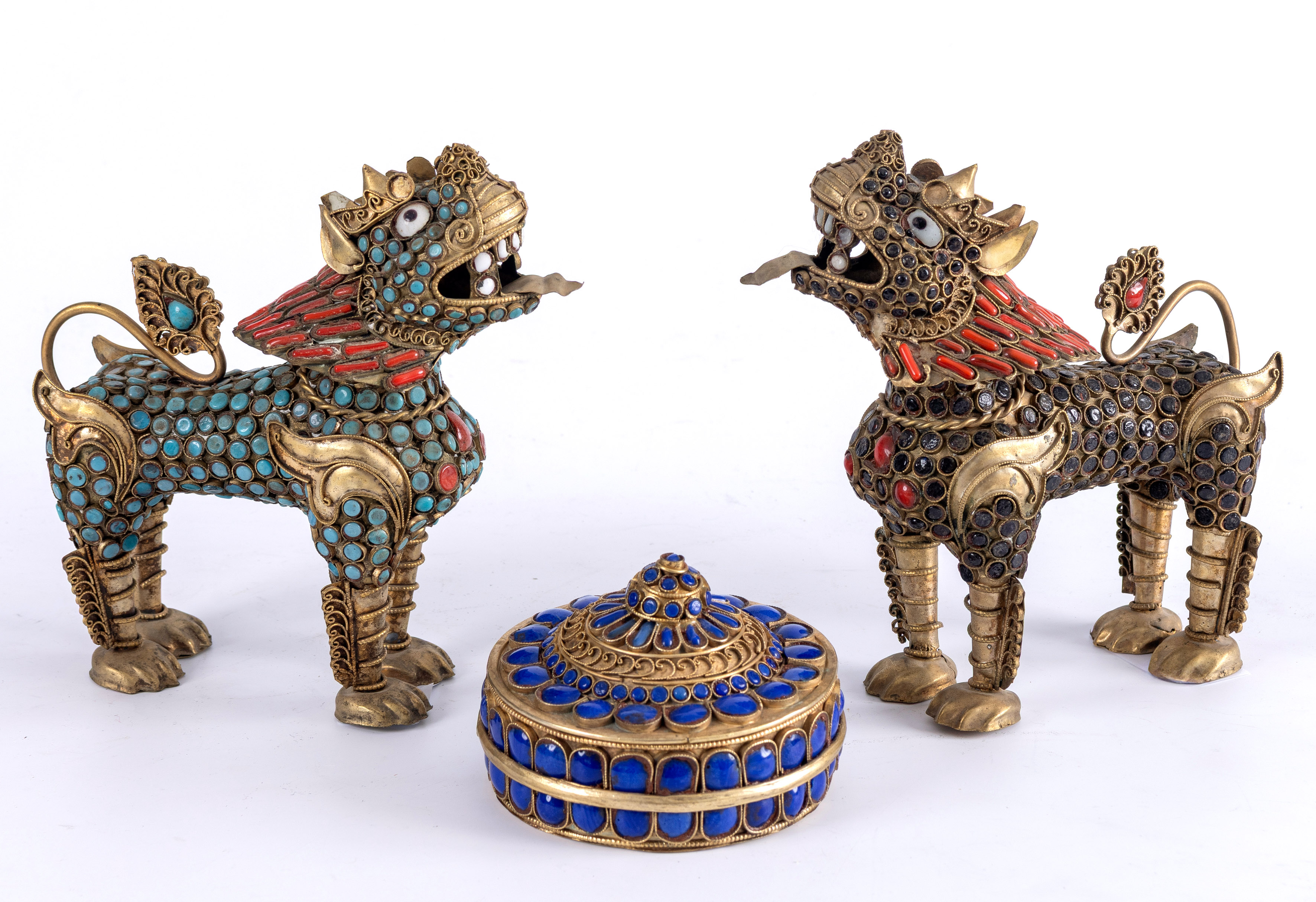 Pareja de leones Foo con cuerpo en metal ornamentado con turquesas y melena de coral y caja de...