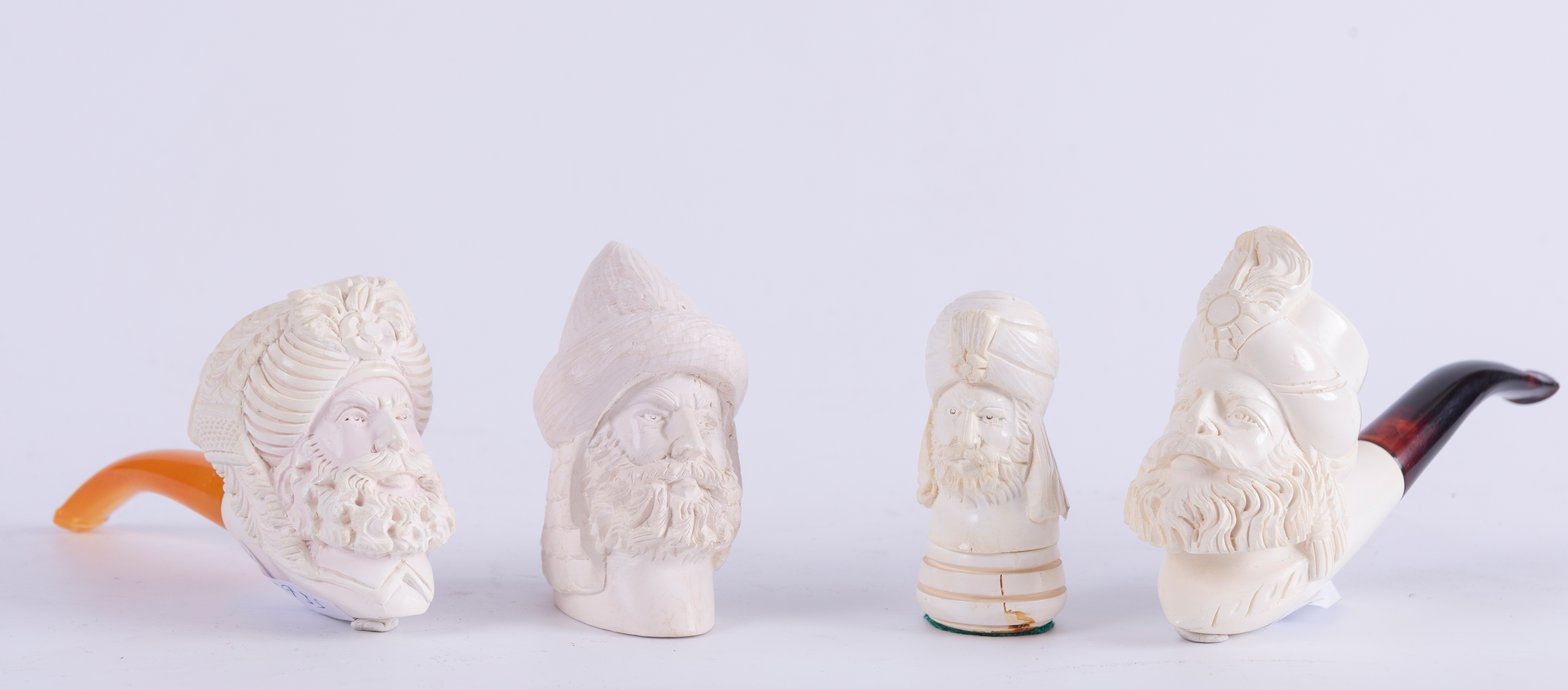 Colección de dos pipas de espuma de mar y dos cabezas supletorias. Guerreros tallados con sus...