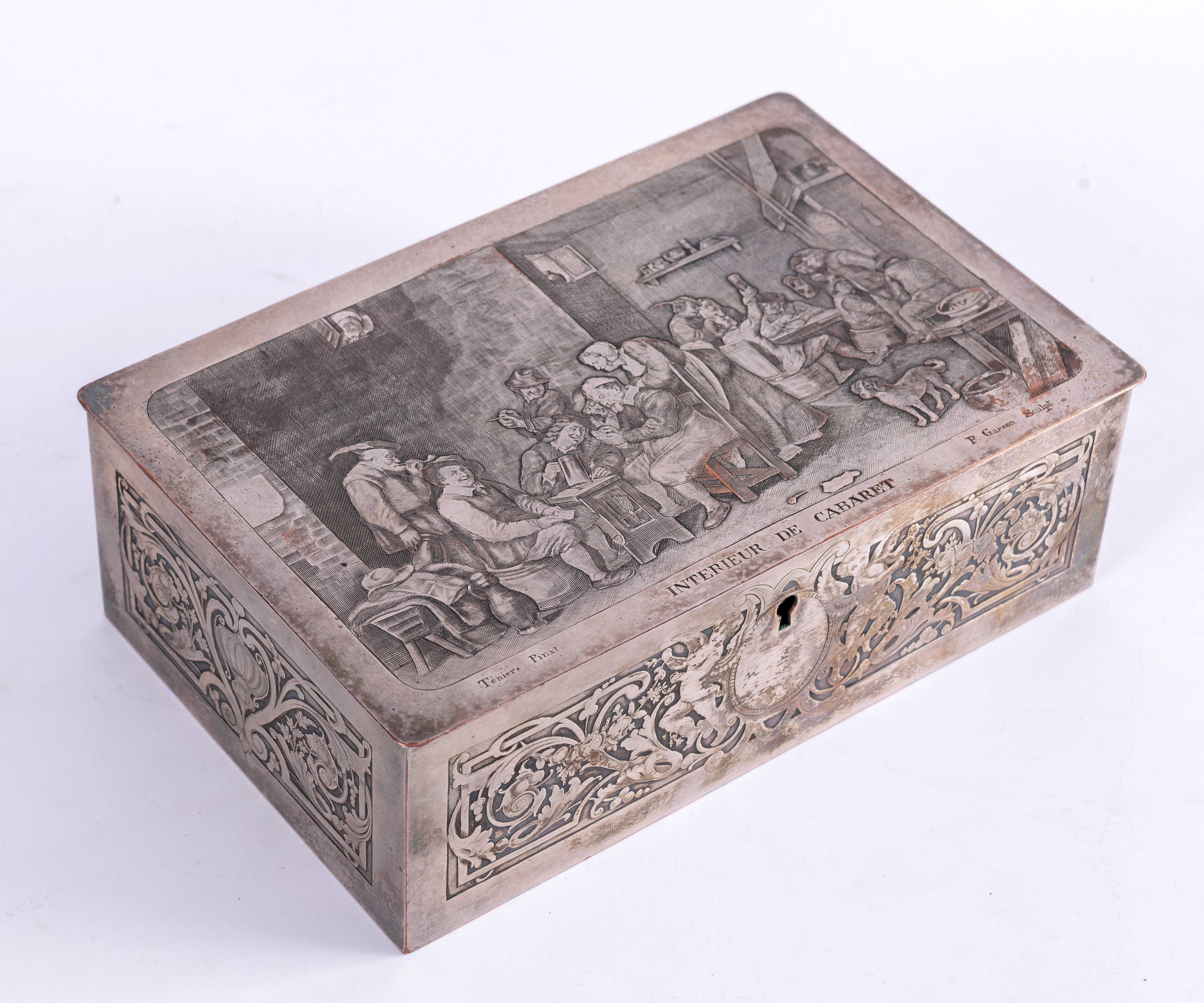 Caja alemana de plata. Teniers, “Escena de taberna”. Grabado en la tapa por P. Gasson Sculpt. Con...