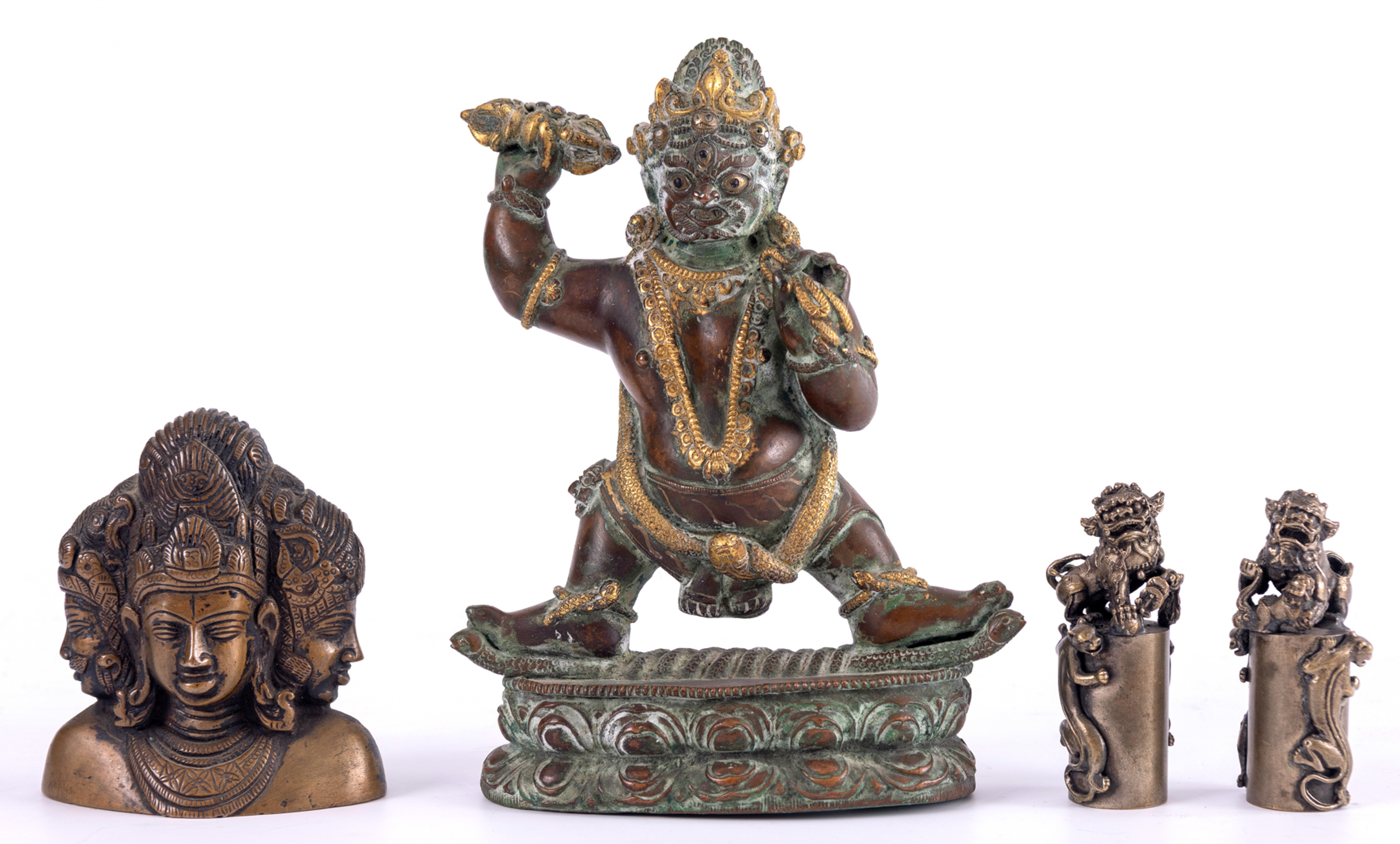 Lote oriental en bronce antiguo compuesto por:
Demonio protector del panteón tibetano; pequeña...