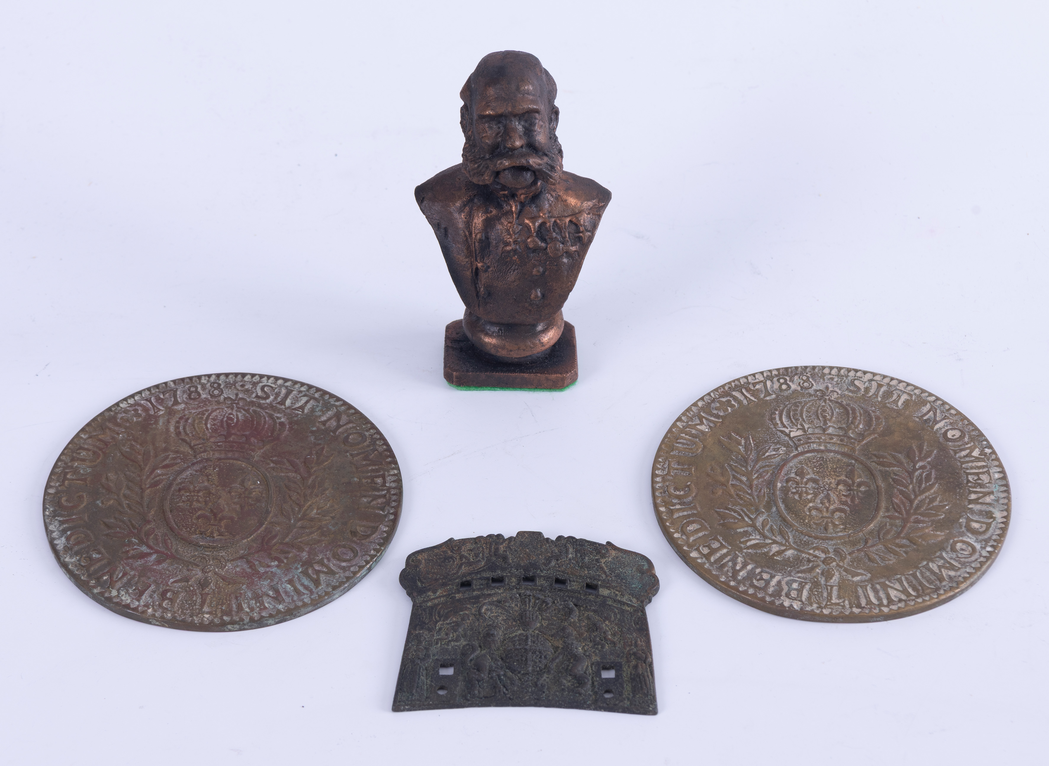 Lote de piezas en bronce de la Monarquía Borbónica. 
Compuesto por: 
Sello de Alfonso XII, placa...