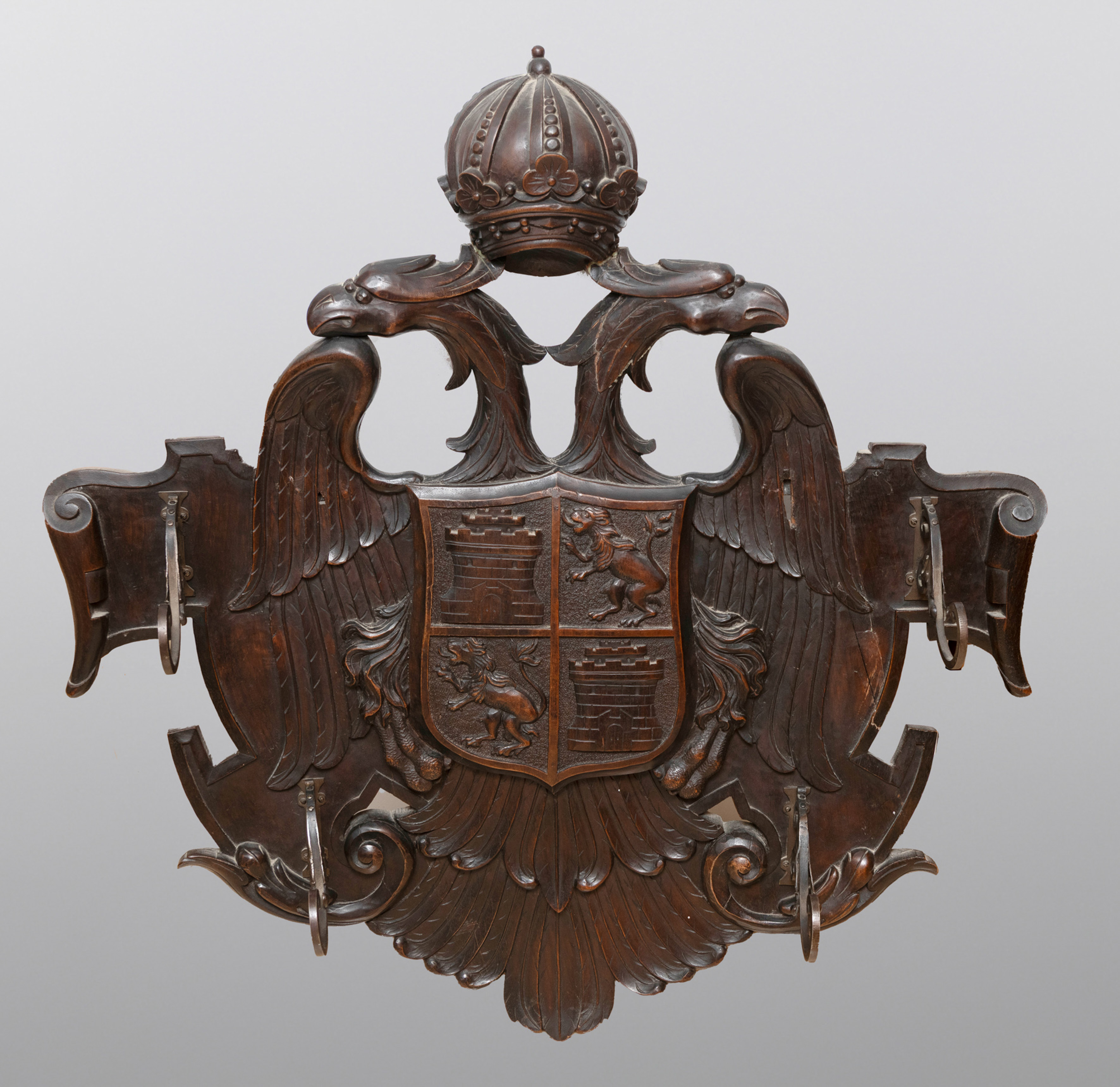 Estilo neorrenacimiento.
Perchero y cuatro sillas con escudo de águila bicéfala en madera...
