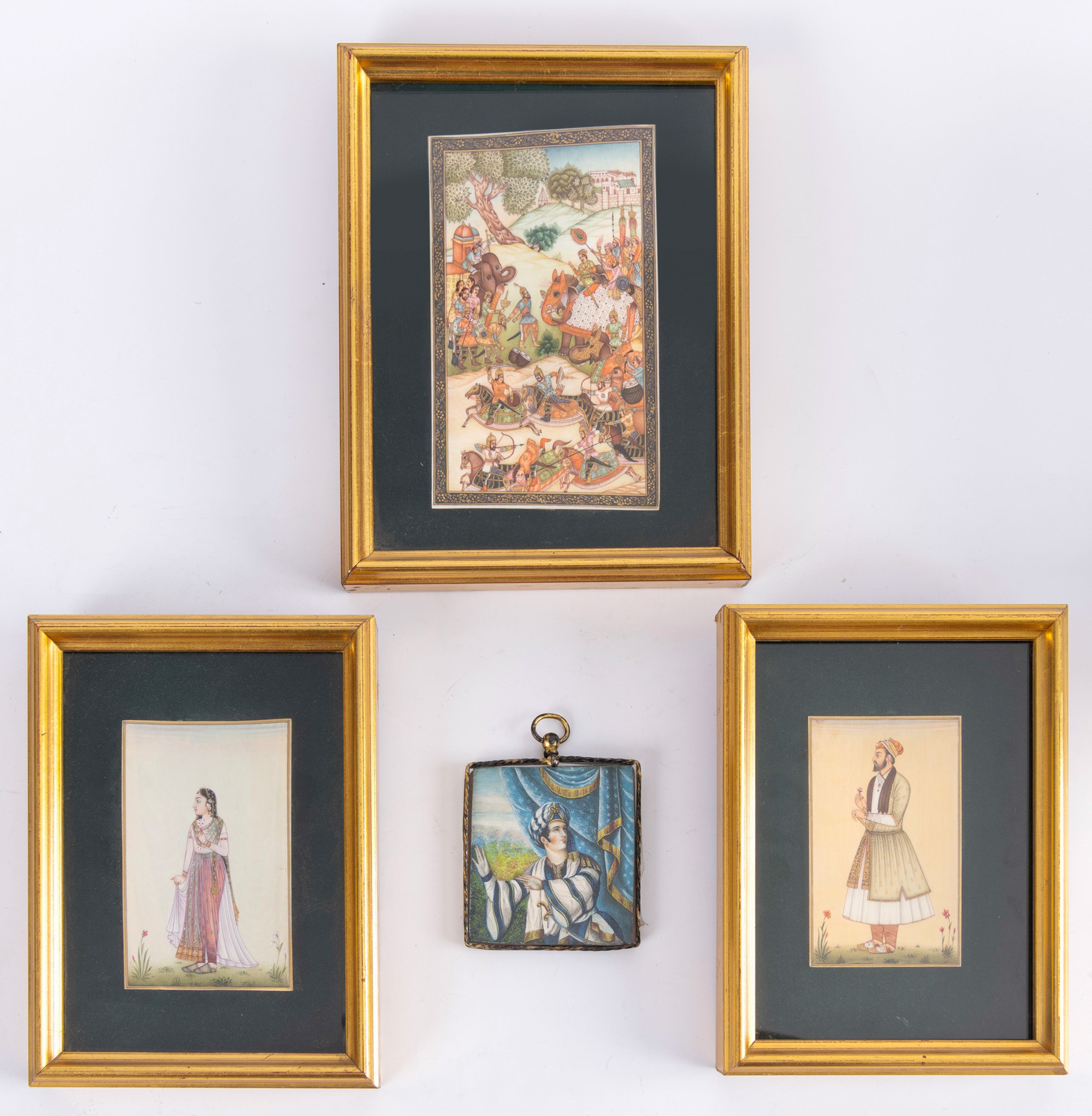 Cuatro miniaturas turcas e hindúes pintadas sobre hueso. Exquisito trabajo. 
Representan: una...