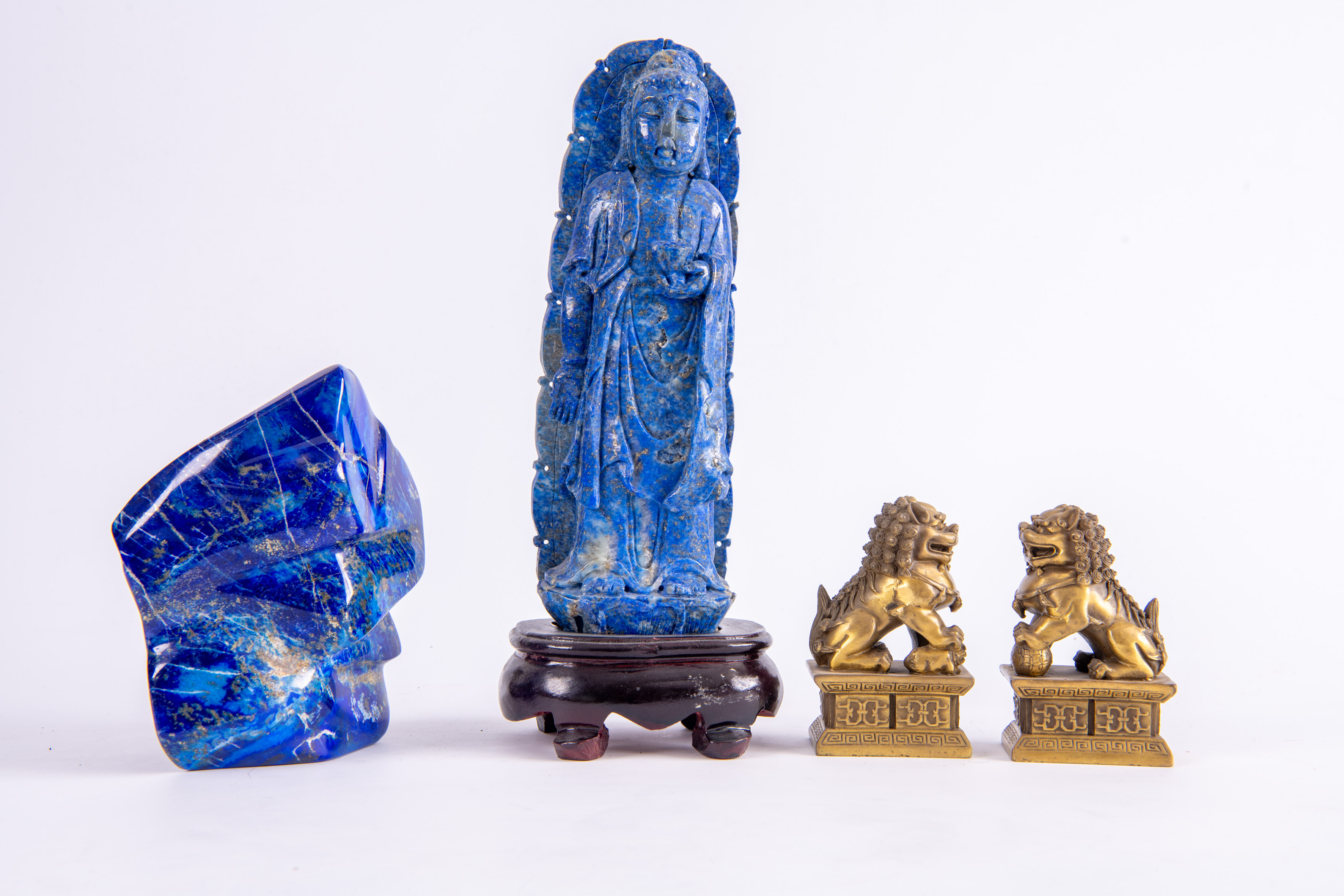Lote de piezas orientales. Dos en lapislázuli. Una representa un Buda y pareja de leones...