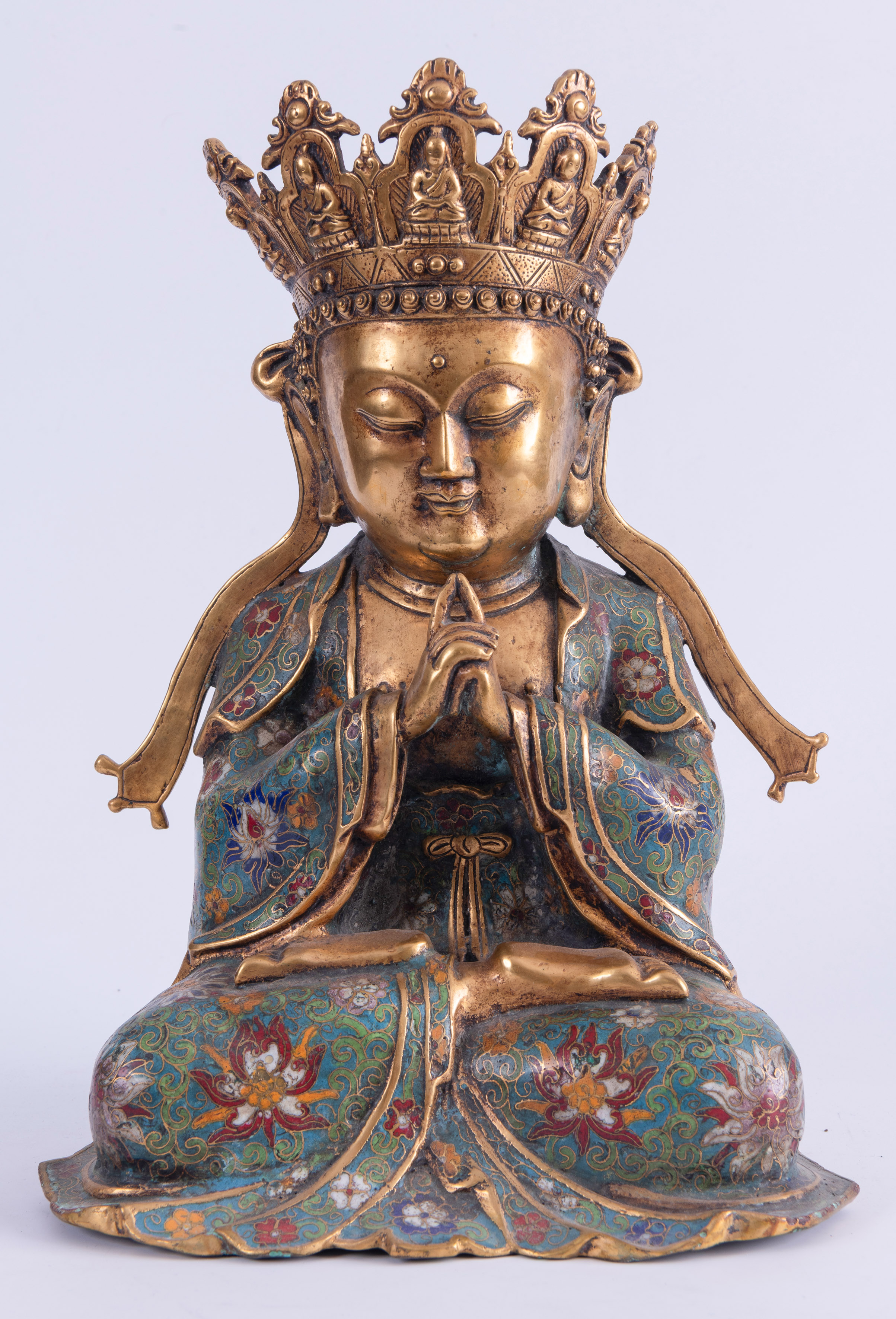 Buda
Figura china en bronce dorado. Con esmalte cloisonné en la indumentaria. Finales de la...