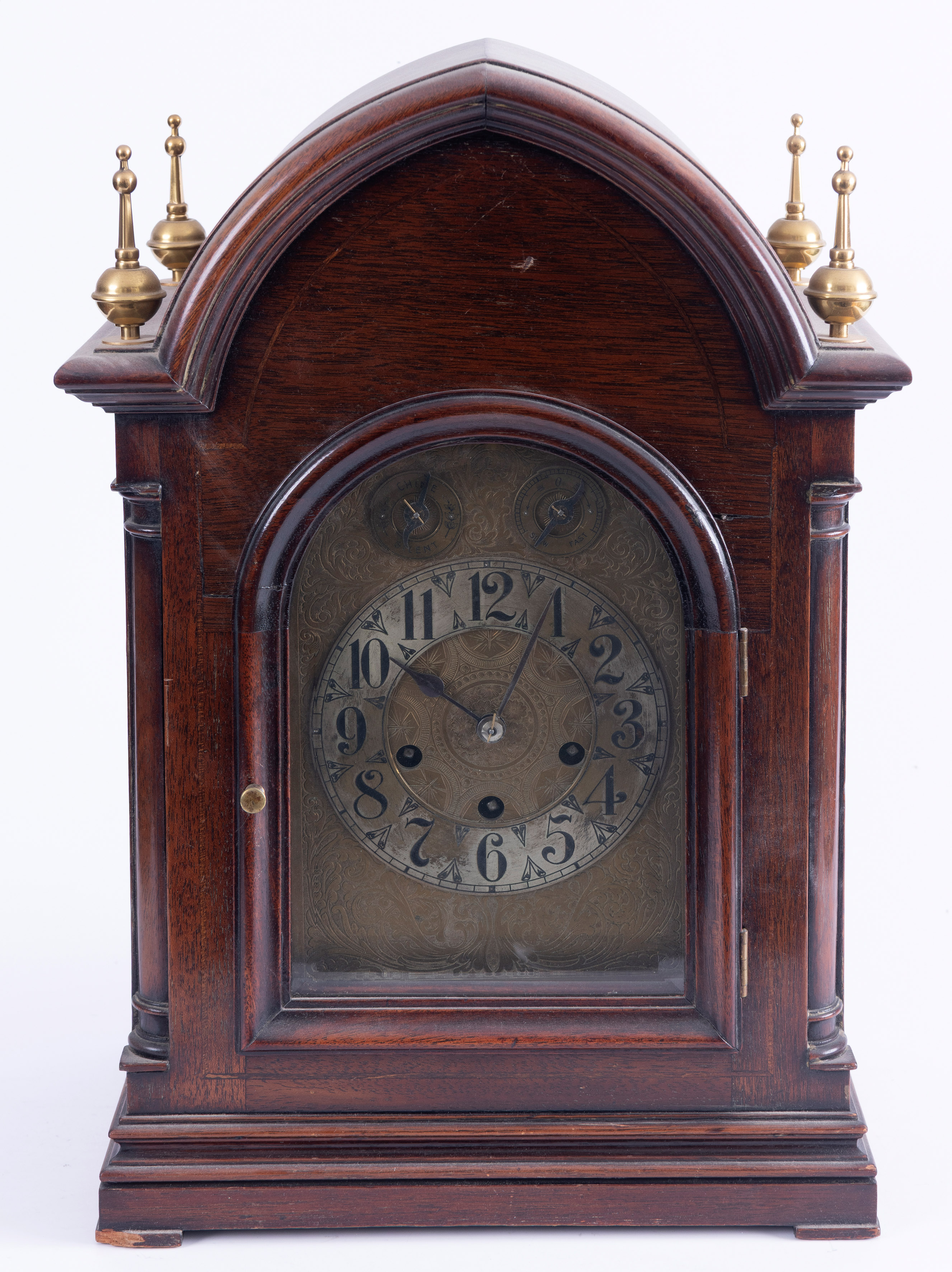 Reloj bracket en madera de pino con decoración clásica de arco apuntado y columnas en las...