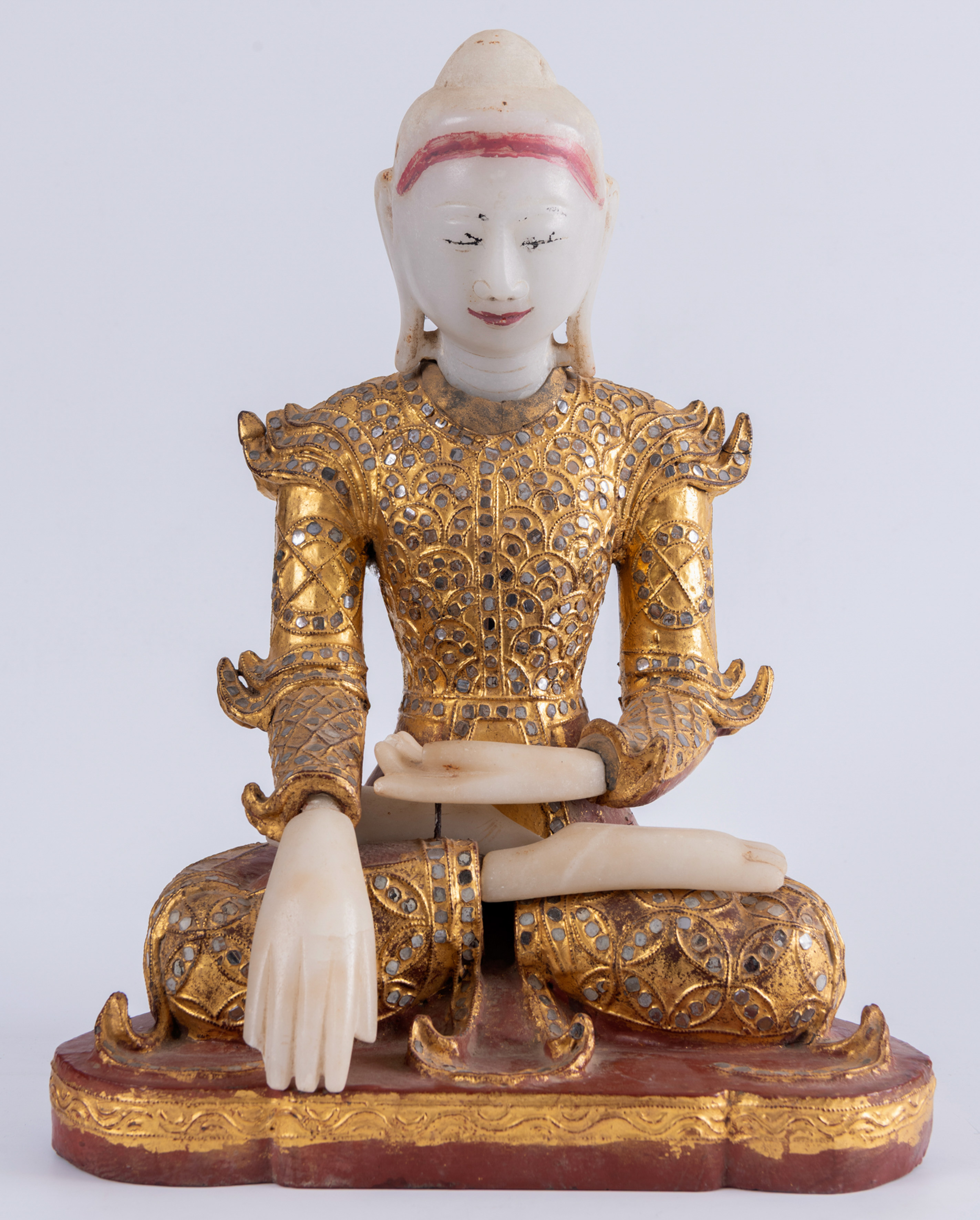 Buda en Bhumisparsha Mudra.
Figura en alabastro y madera tallada, lacada y dorada con...