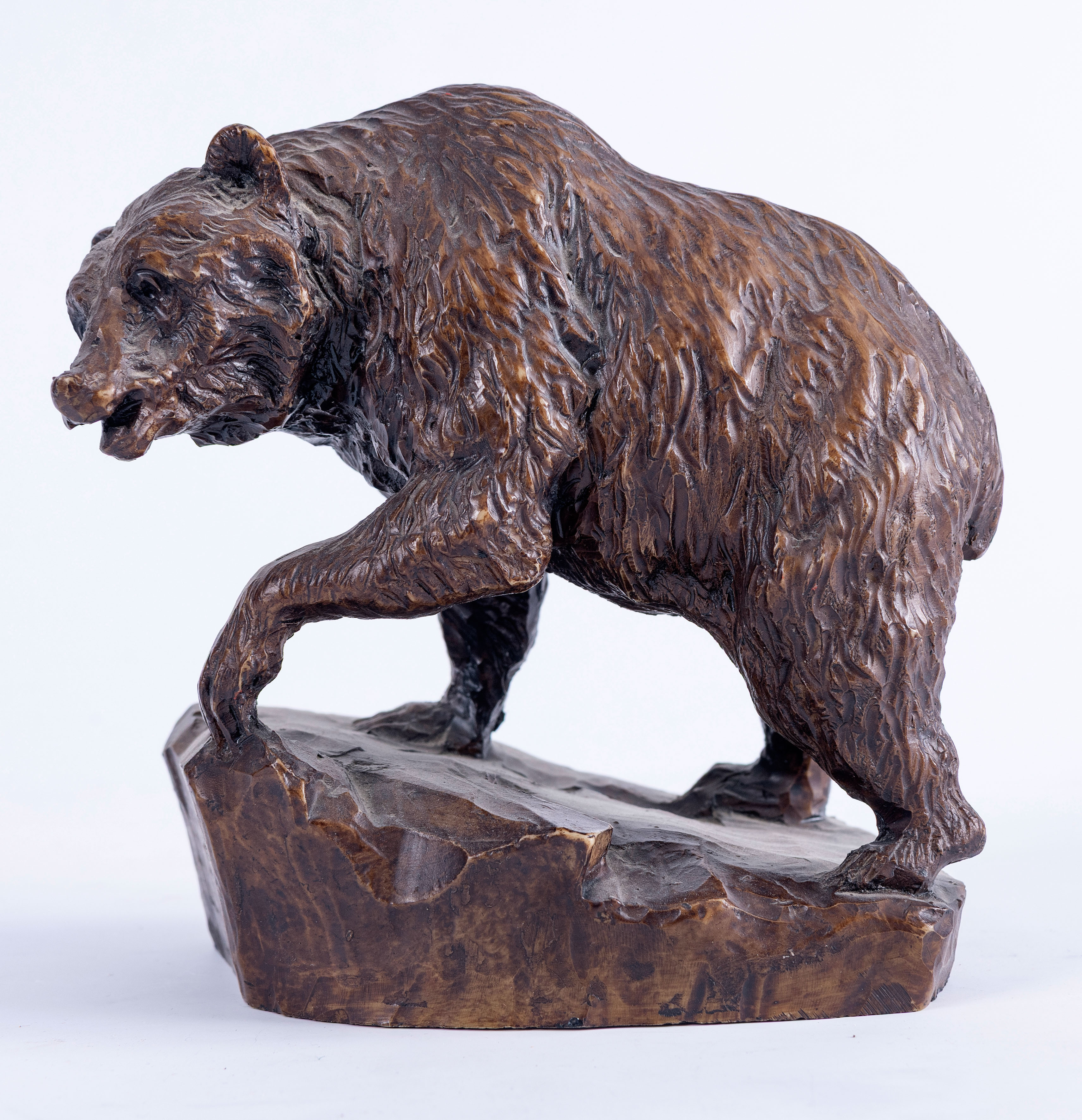 Escultura de oso finamente tallado de gran realismo en madera natural
Altura: 13 cm