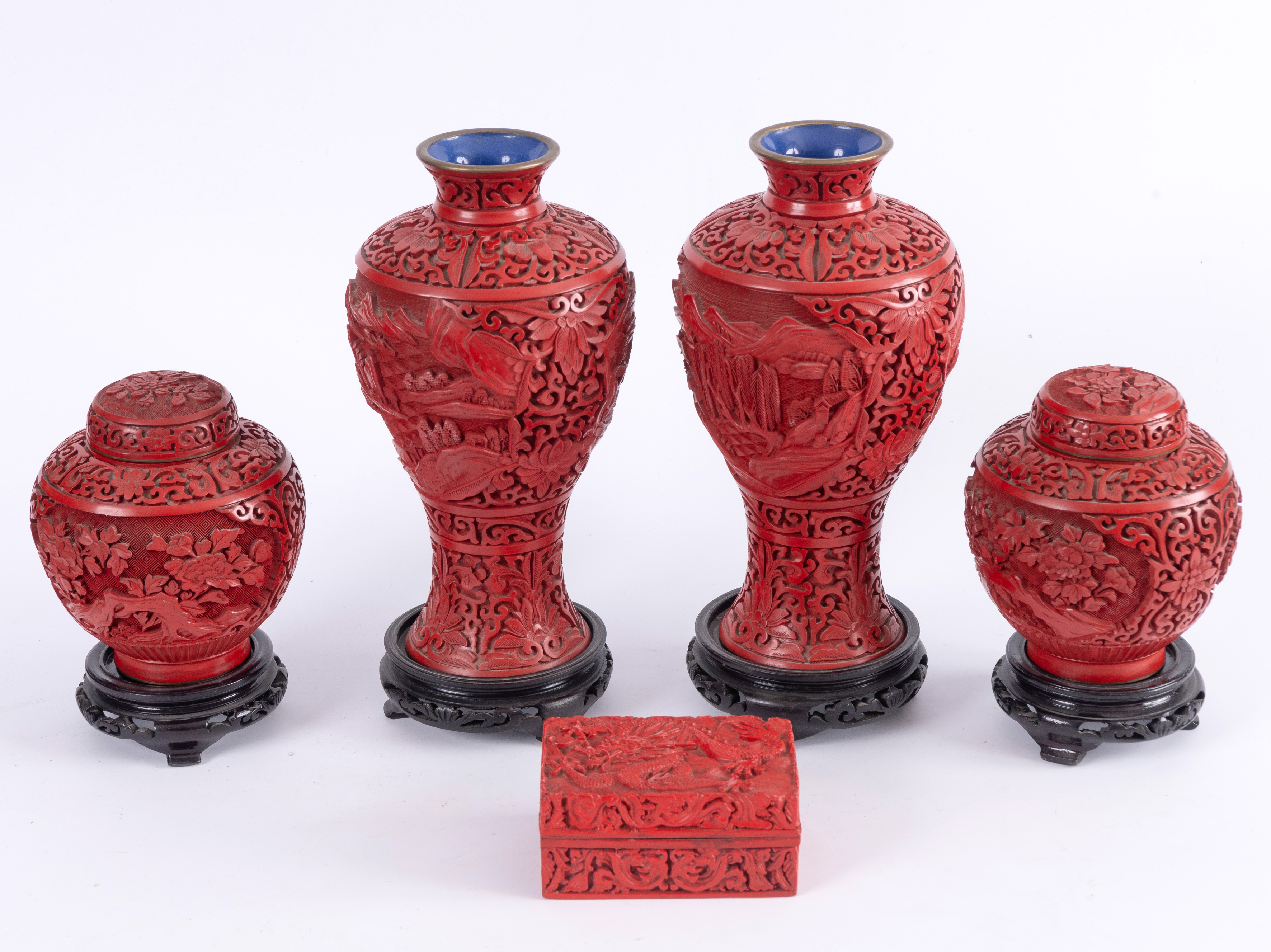 Colección compuesa por pareja de jarrones en madera lacada en rojo, pareja de tibores y caja. 
Todo...