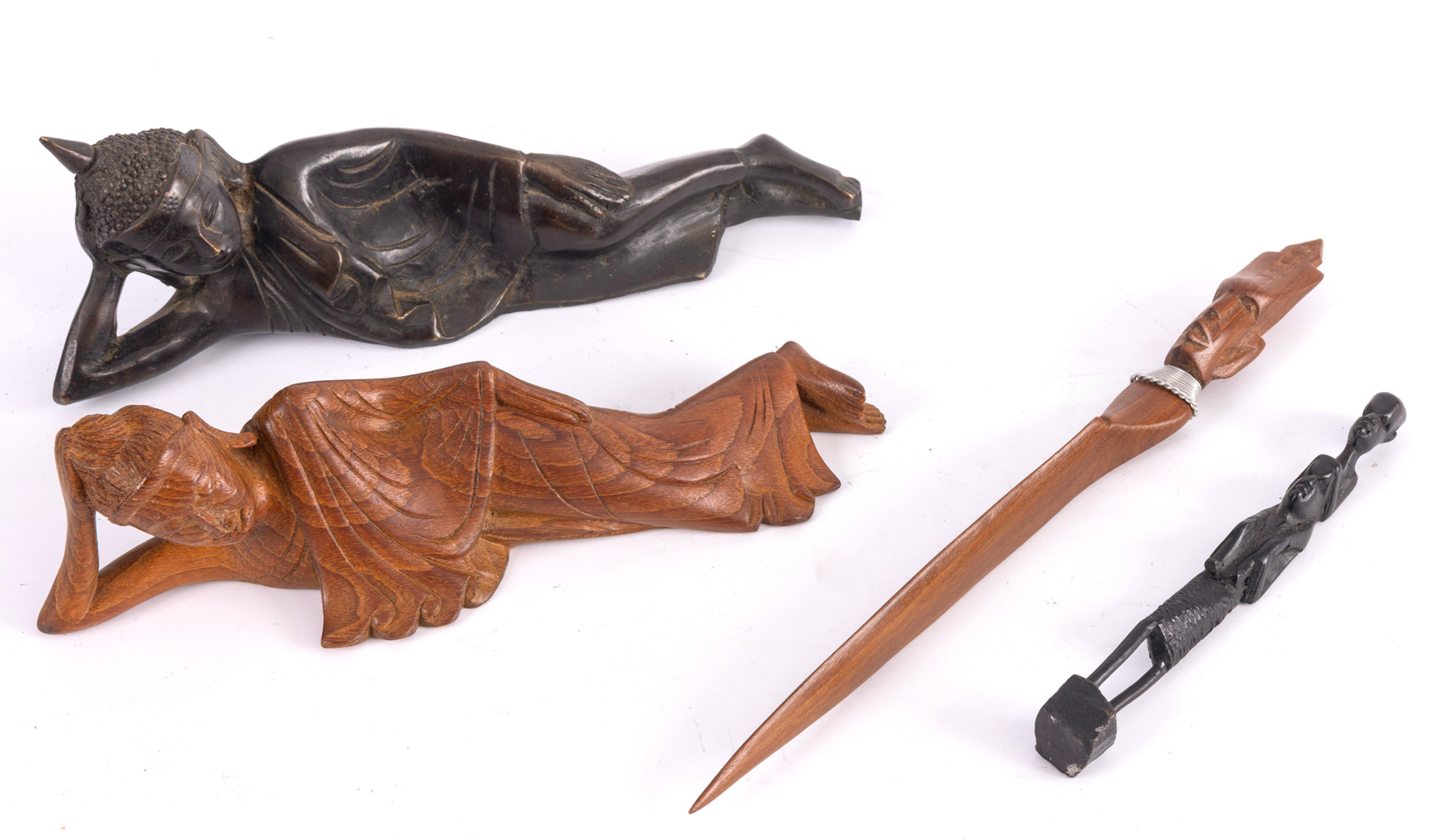 Lote compuesto por: 
- Dos figuras femeninas orientales tumbadas, una en cobre y otra en madera...