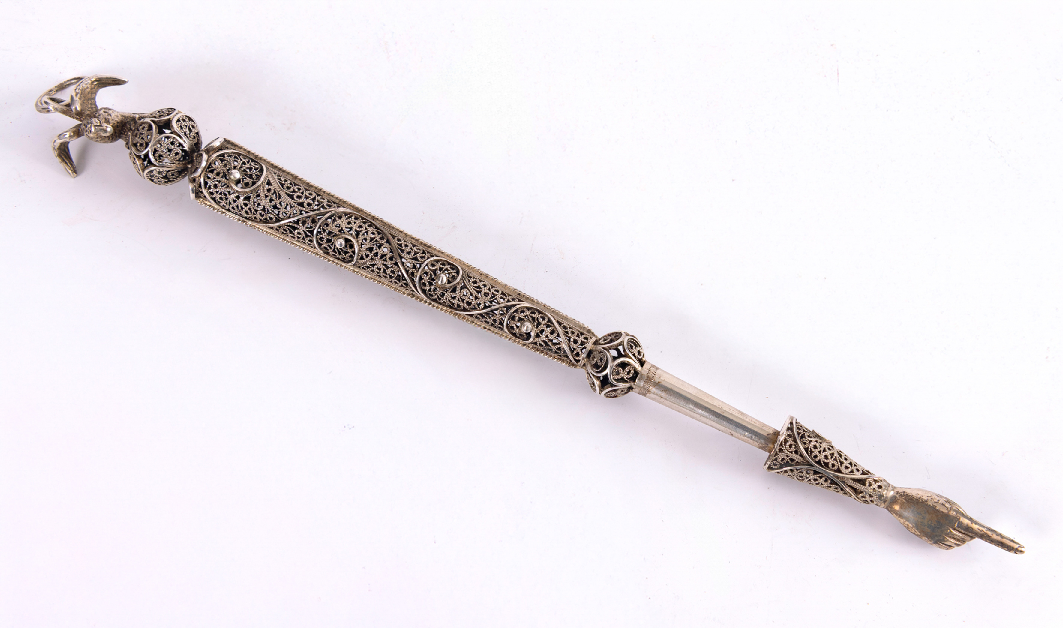 Puntero para leer la Tórah en plata rusa, ley 84 zolonits, 1867.
Peso: 90 g.
Medida: 27 cm