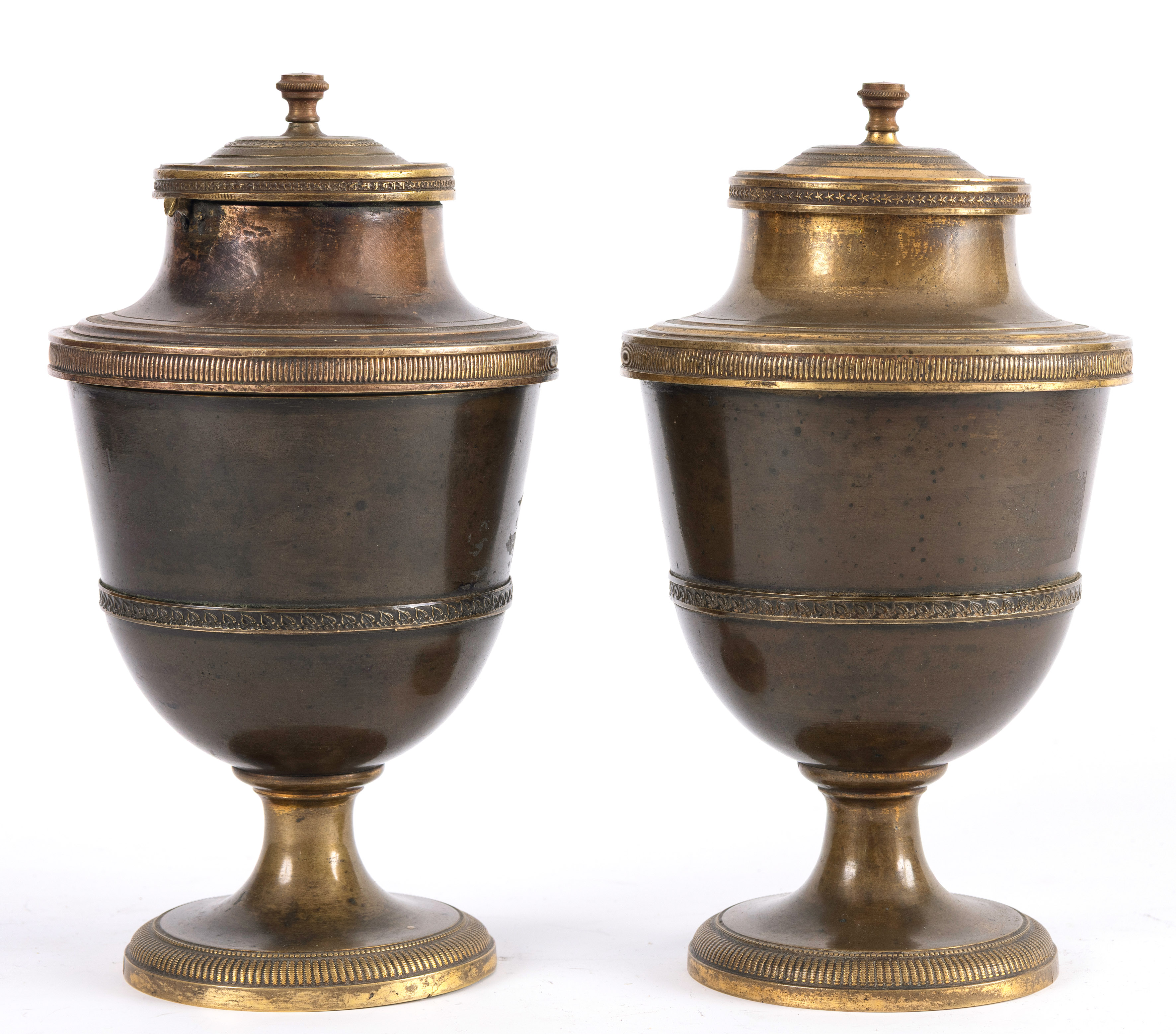 Pareja de urnas clásicas en bronce.
Altura: 18 cm