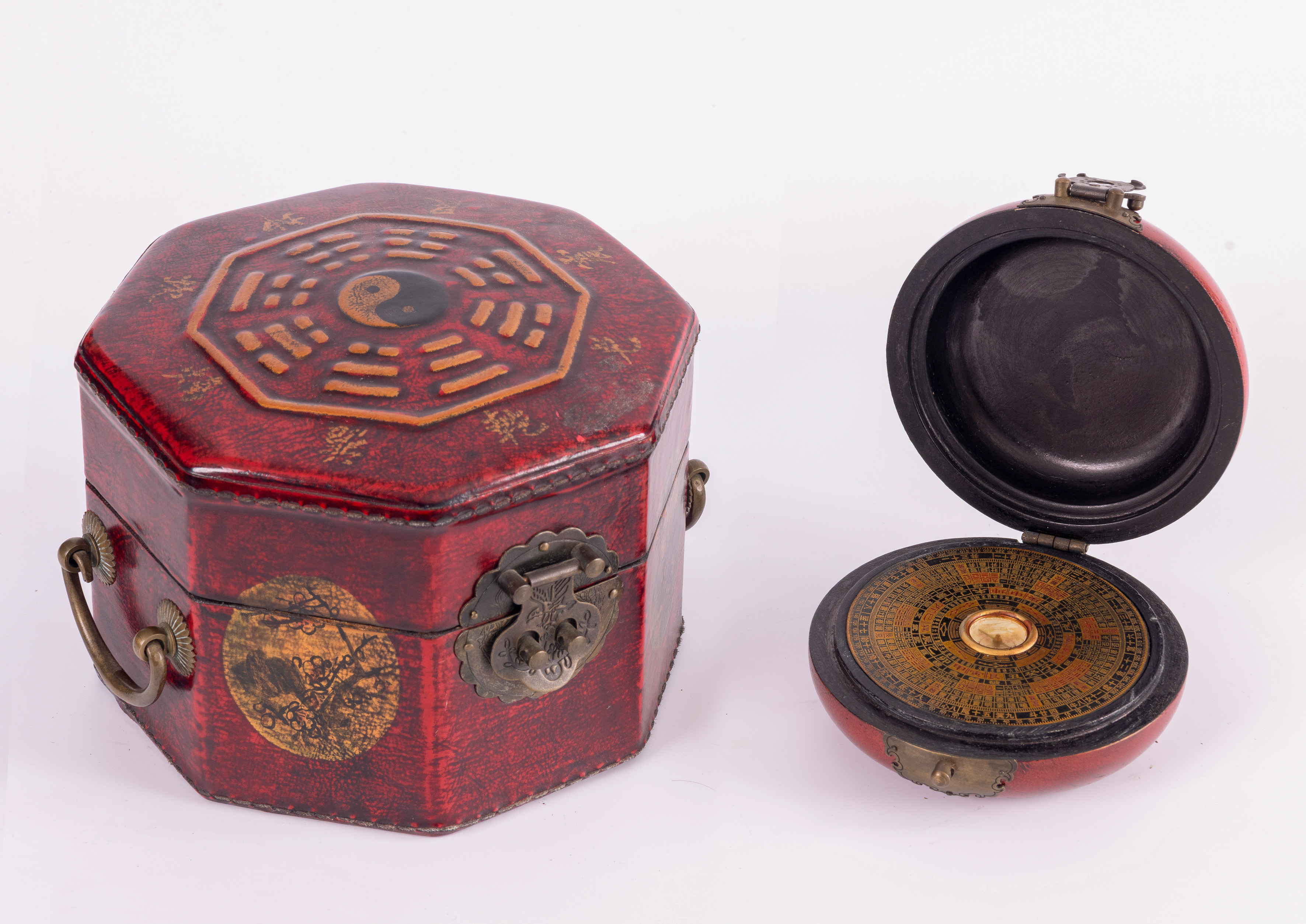Caja octogonal china antigua en madera forrada de piel con el símbolo del Yin-Yang en la tapa. Asas...