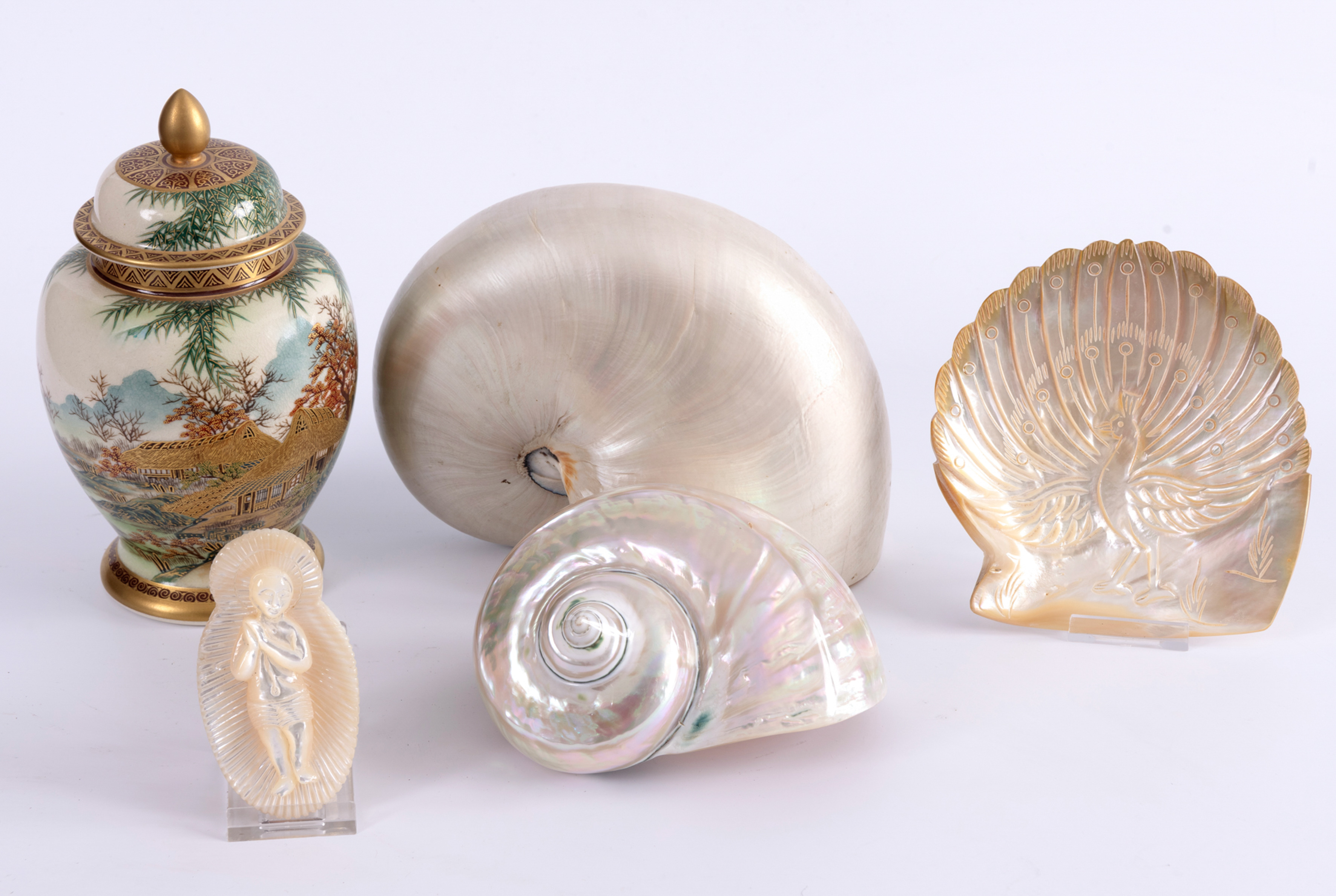Lote compuesto por: Gran concha nautilus, caracola, concha grabada con pavo real, niño de Belén...