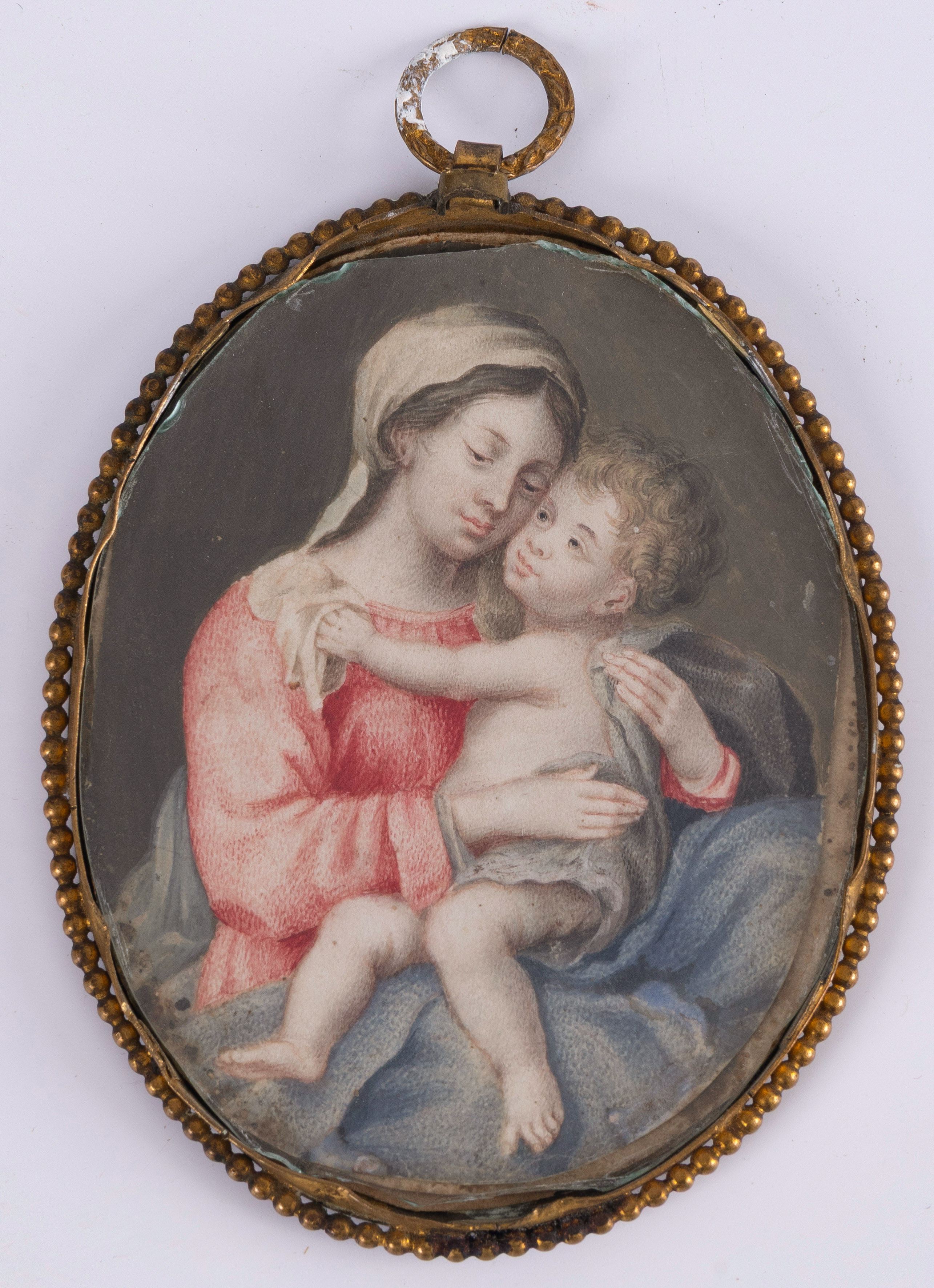 "Virgen con el Niño", miniatura oval pintada al gouache, S. XVIII. Con marco de bronce dorado con...