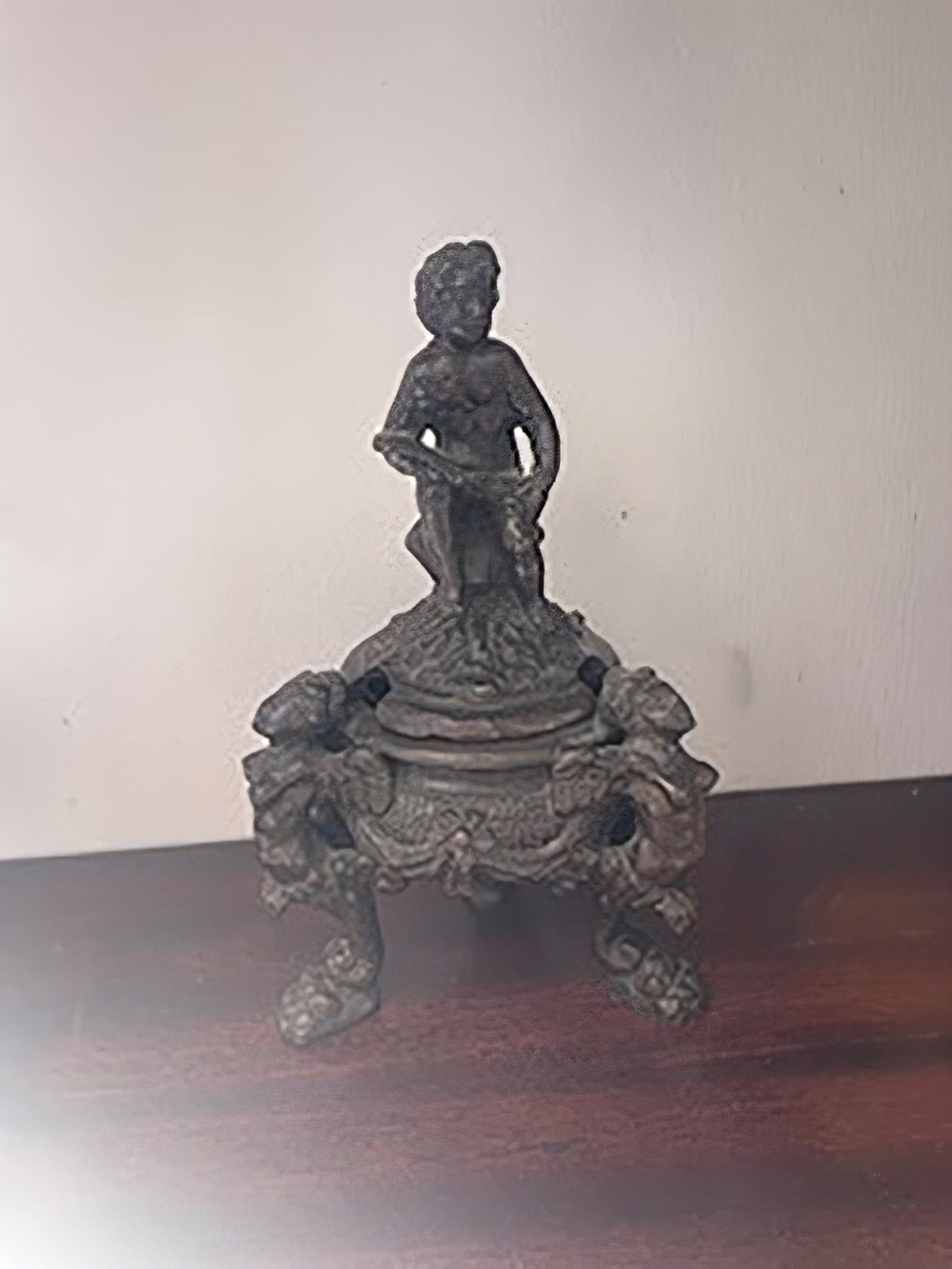 Saumador en bronce clásico con remate niño leyendo.
Altura: 19 cm