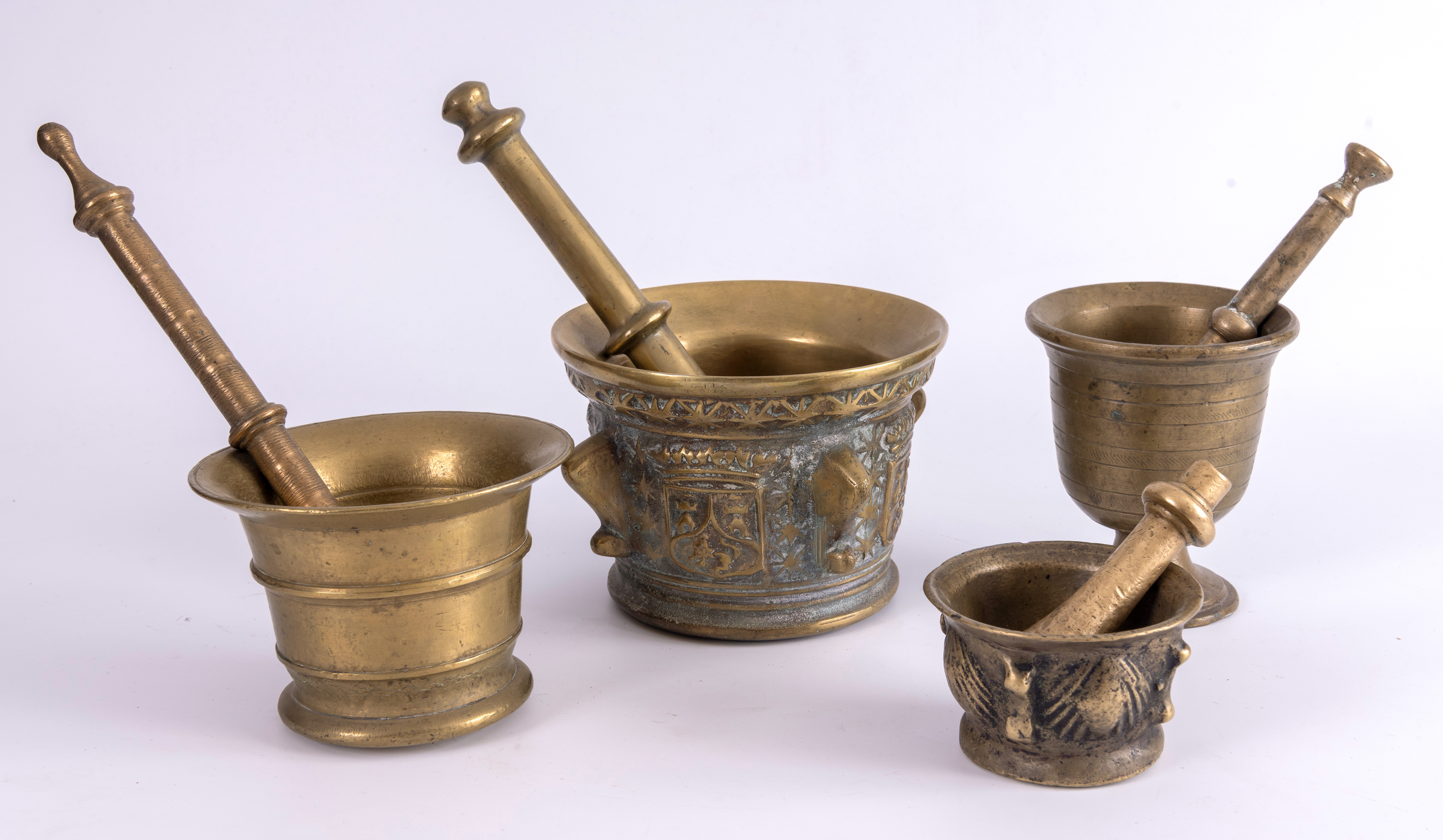 Colección de cuatro morteros antiguos castellanos en bronce dorado. En diferentes tamaños con sus...