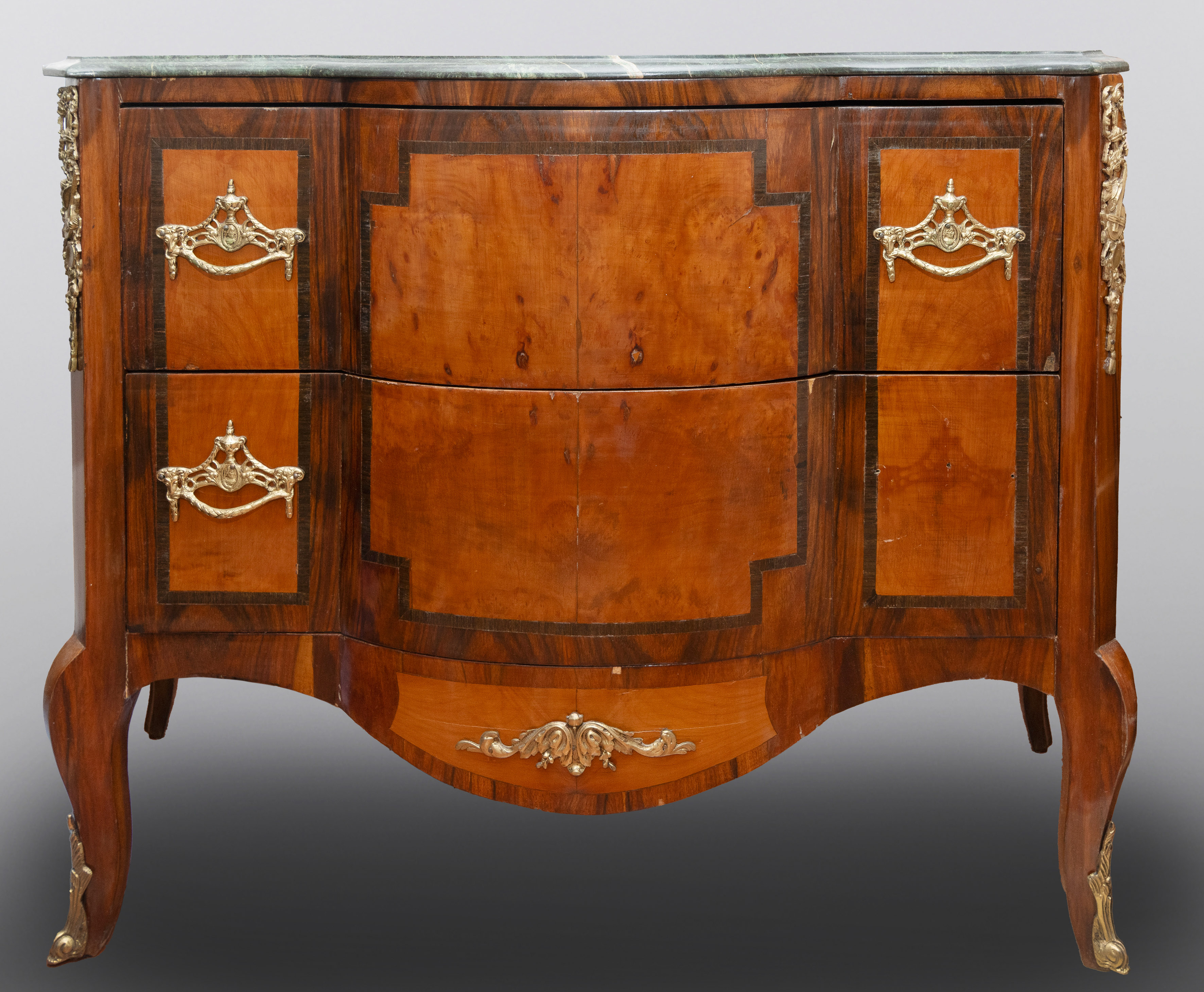 Cómoda estilo Transición con tapa en mármol verde
Cuerpo en madera de caoba rubia. Compuesta por...