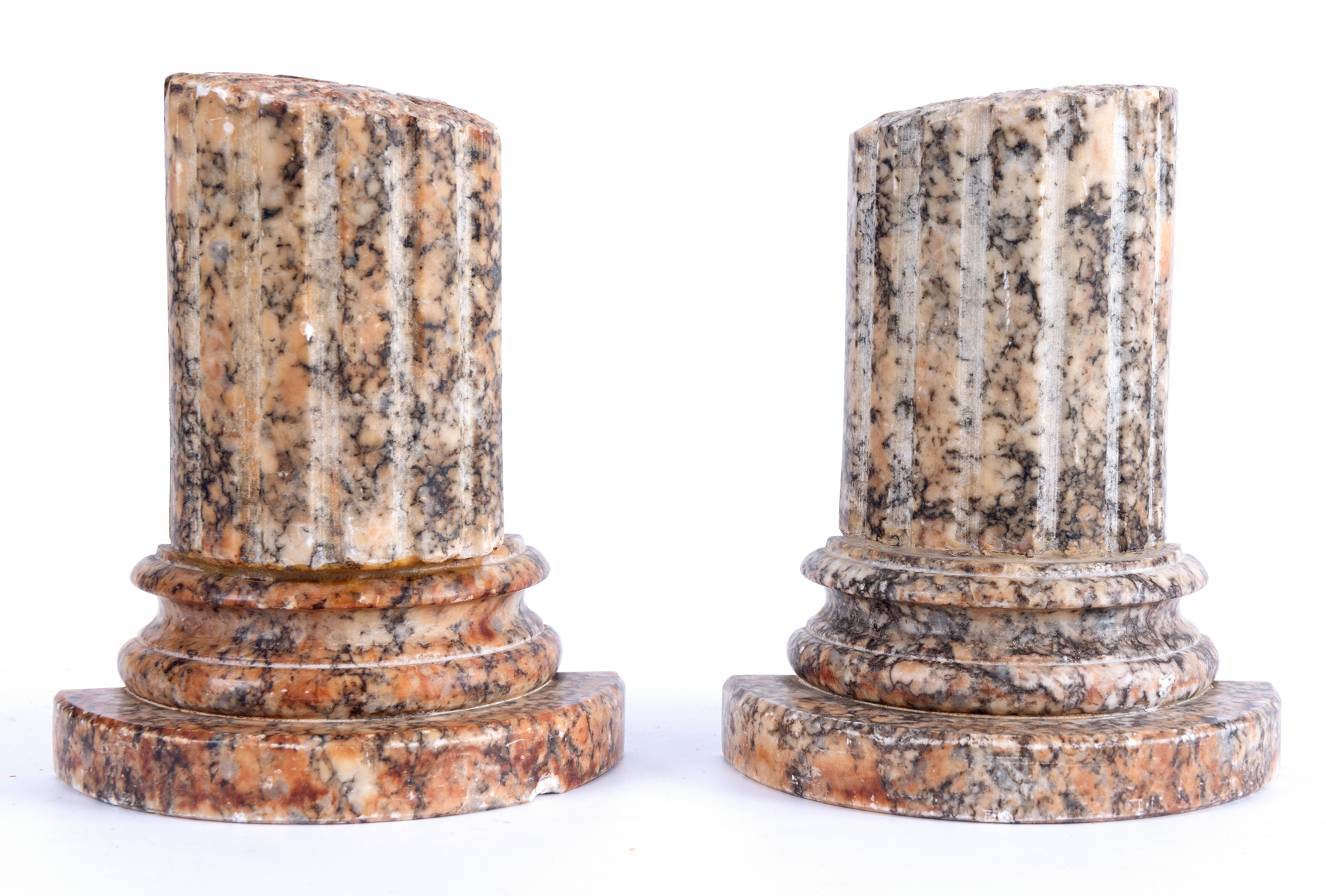 Pareja de sujeta libros con forma de media columna en mármol veteado tallado.
Altura: 17 cm