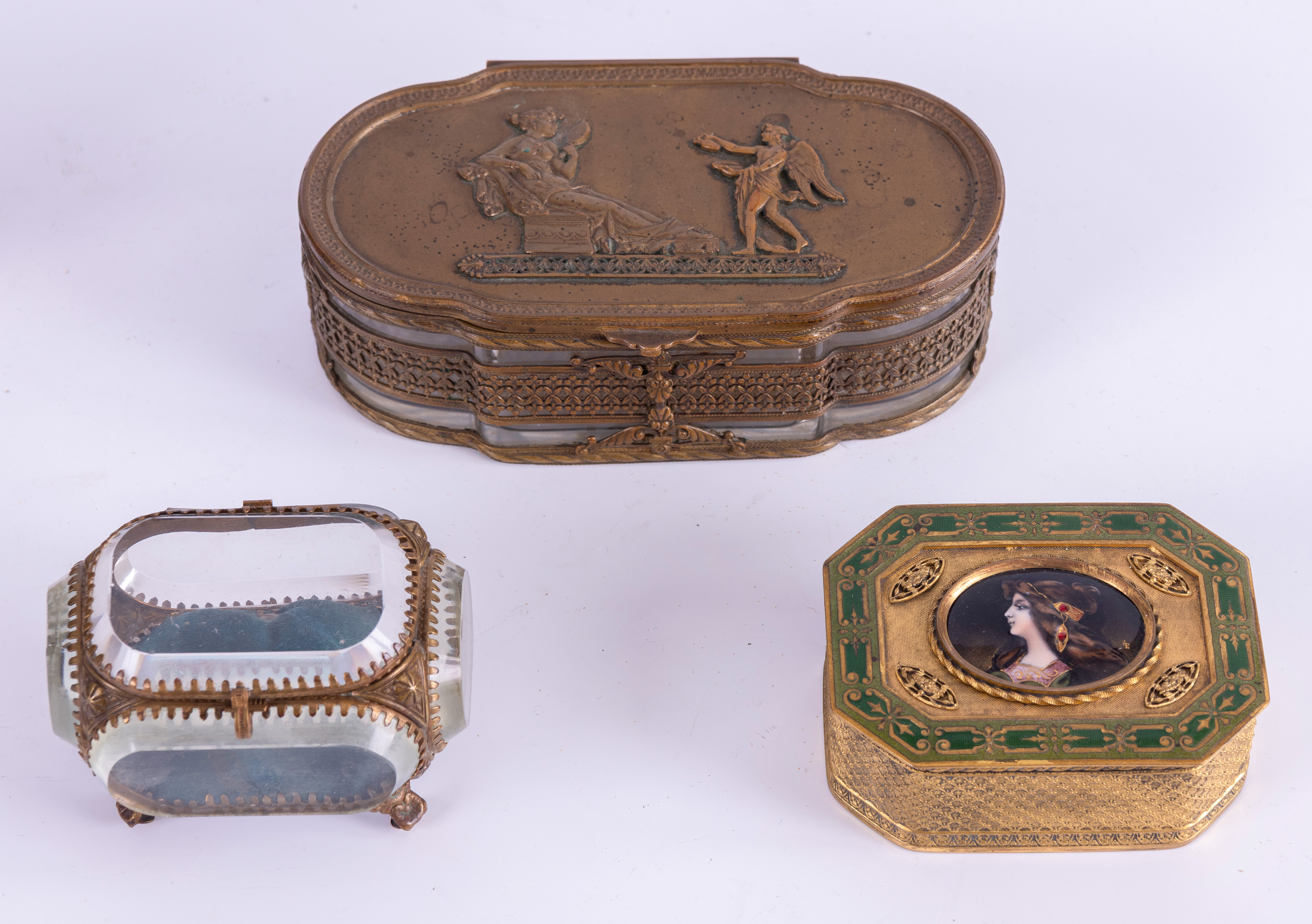 Lote de tres cajas:
Caja antigua francesa de bronce dorado de principios del siglo XX con retrato...