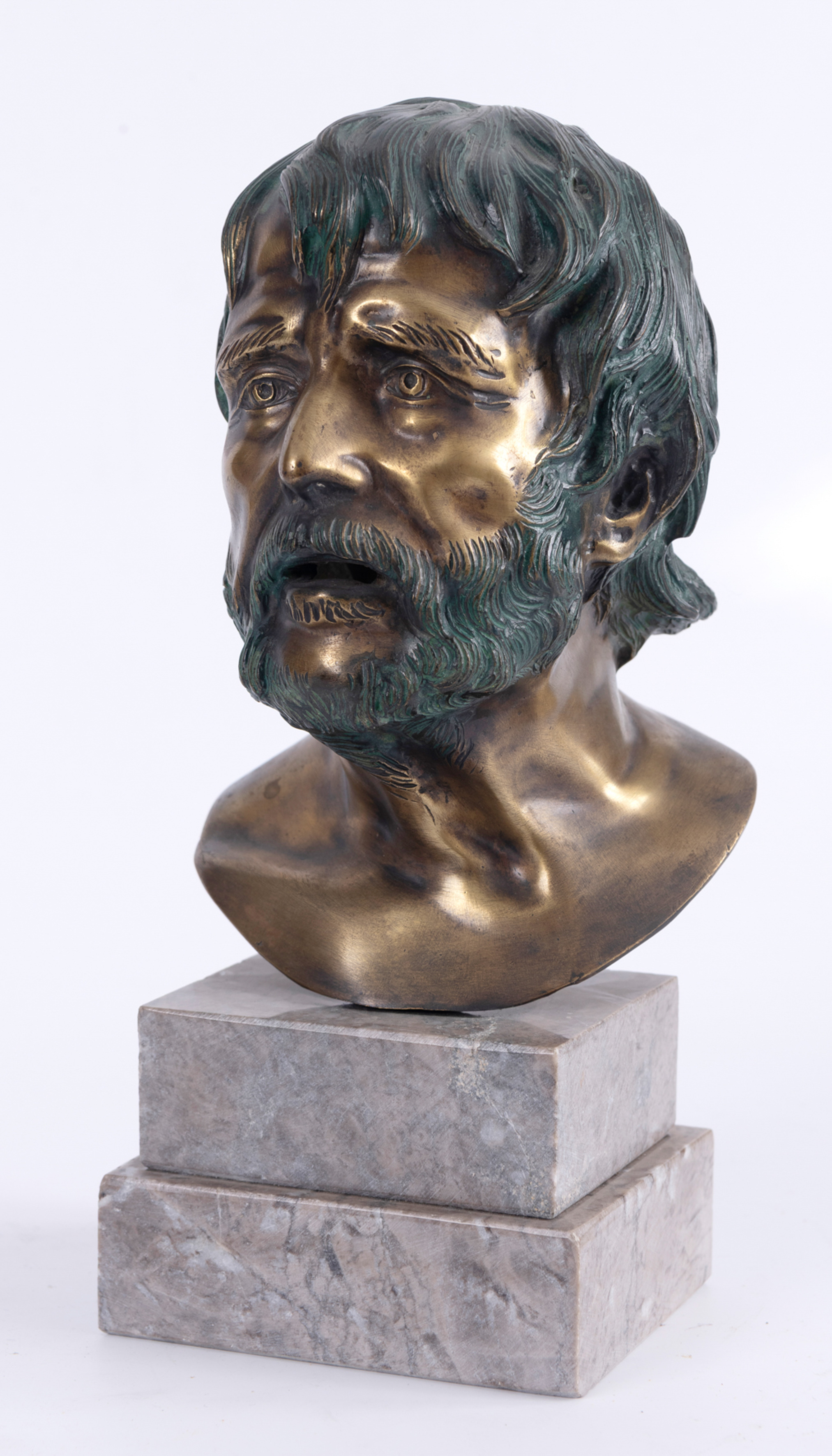 Pequeña cabeza de filósofo en bronce con peana de mármol.
Altura: 9 cm.