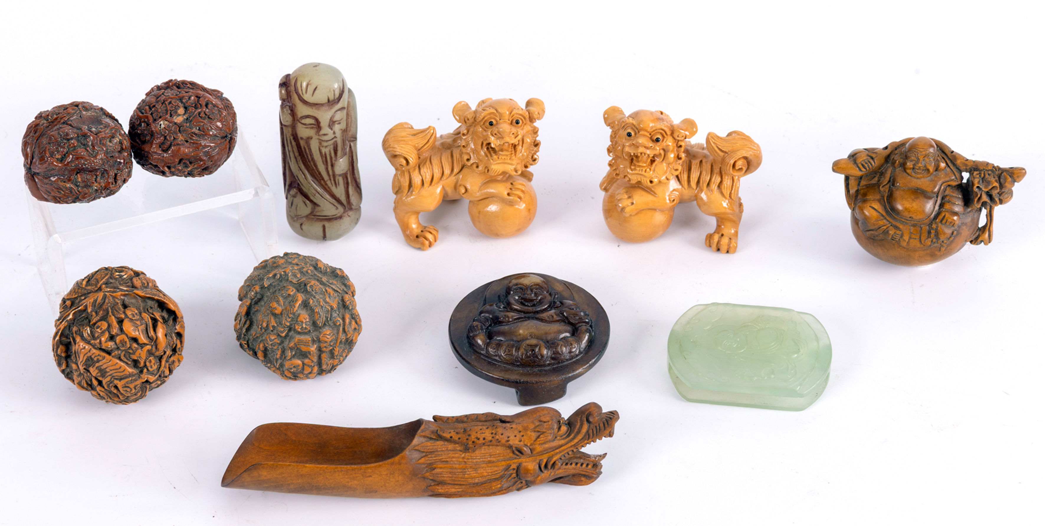 Lote de diferentes figuras orientales: Tres budas en diferentes materiales; alabastro, madera,...