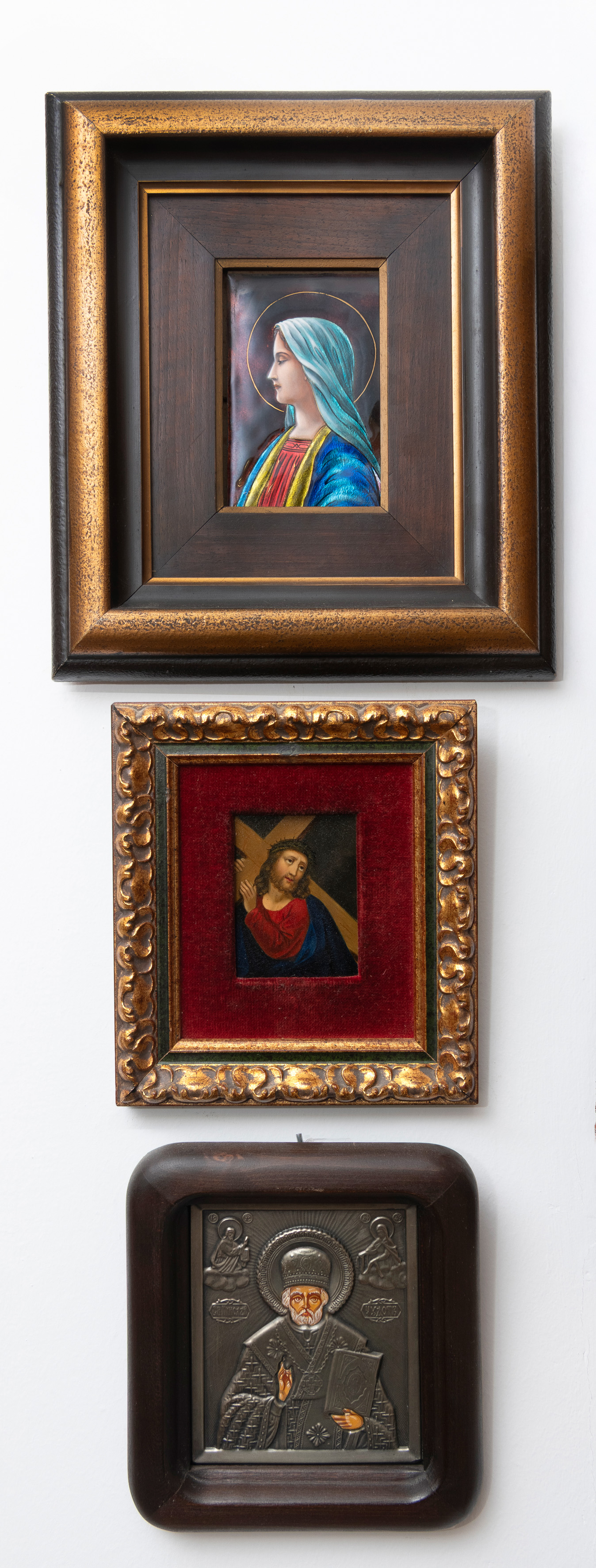 Dos placas esmaltadas y enmarcadas que representan la Virgen de perfil y Jesucristo con la cruz a...