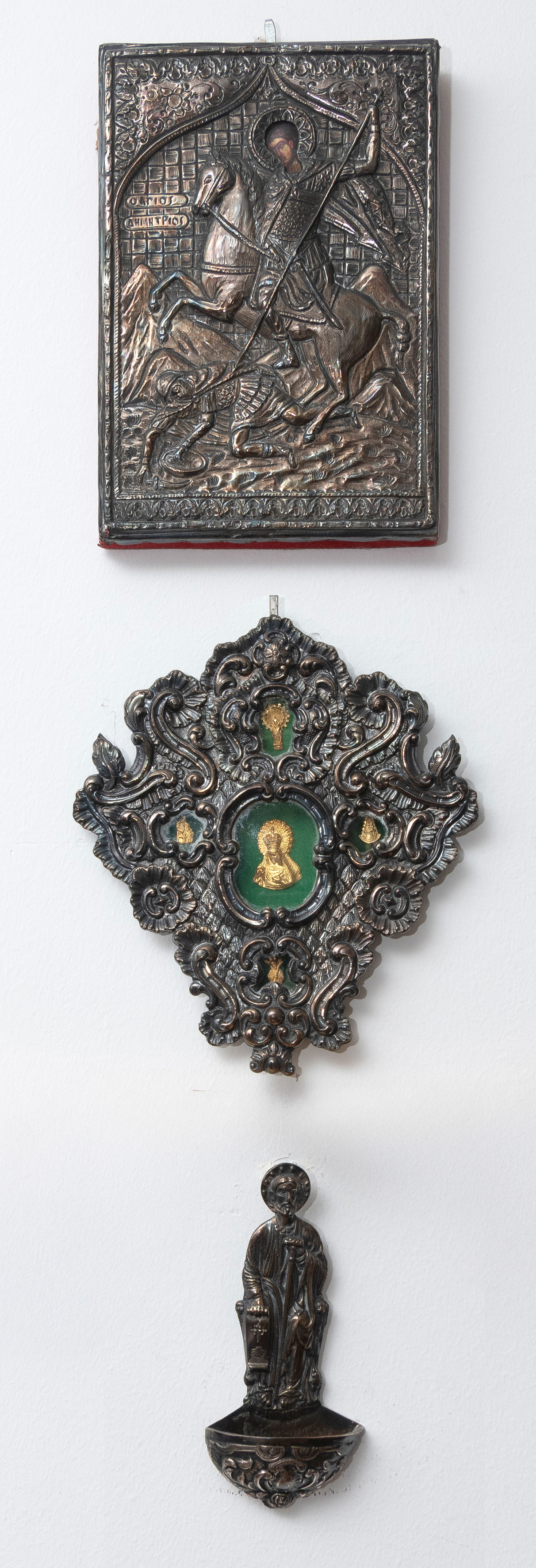 Lote de tres piezas antiguas en plata y metal.
Representan: Santiago Matamoros, Santiago Apóstol...