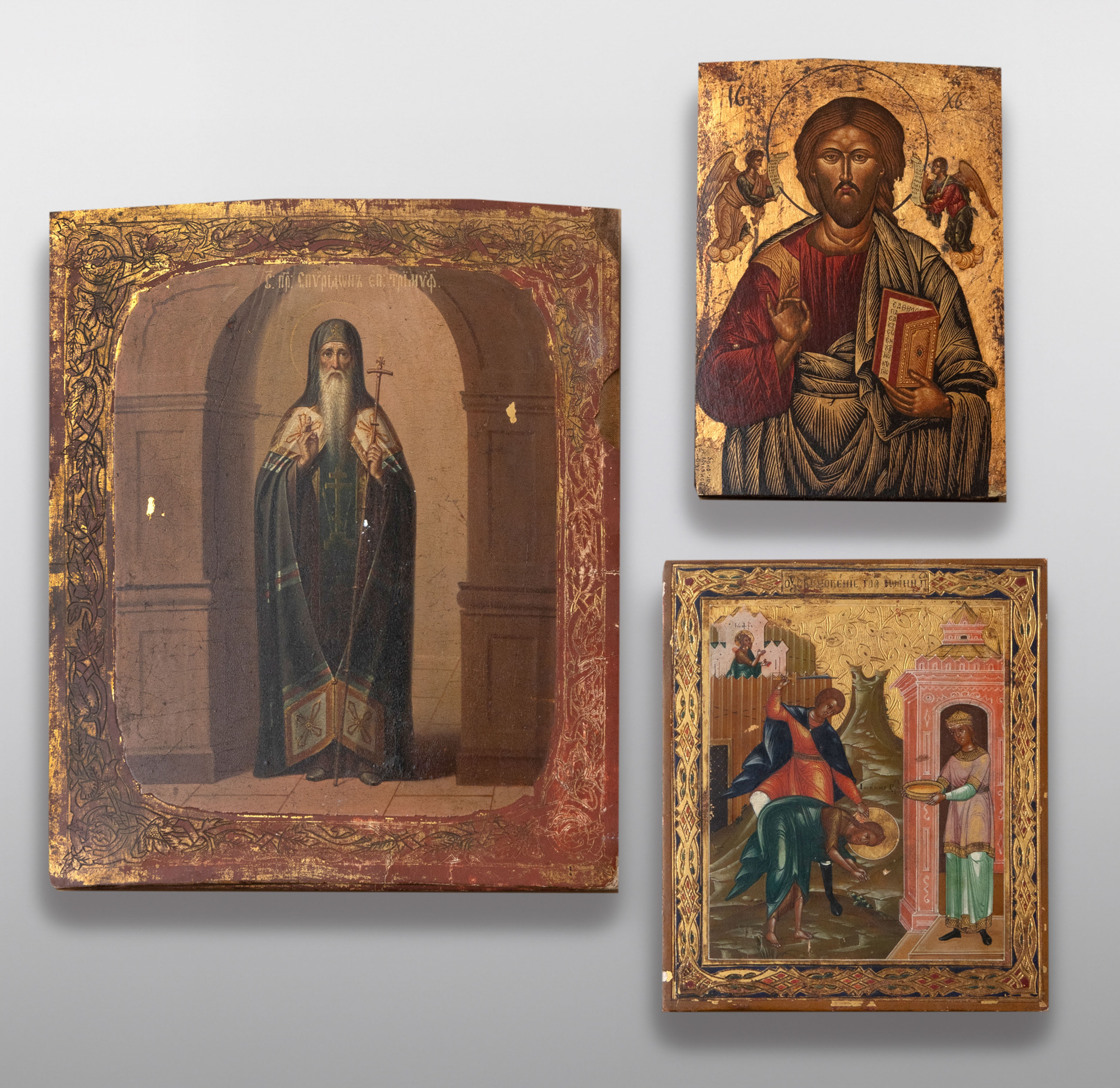 Conjunto de tres iconos ortodoxos con representación de Patriarca, Pantocrátor y Salomé con la...