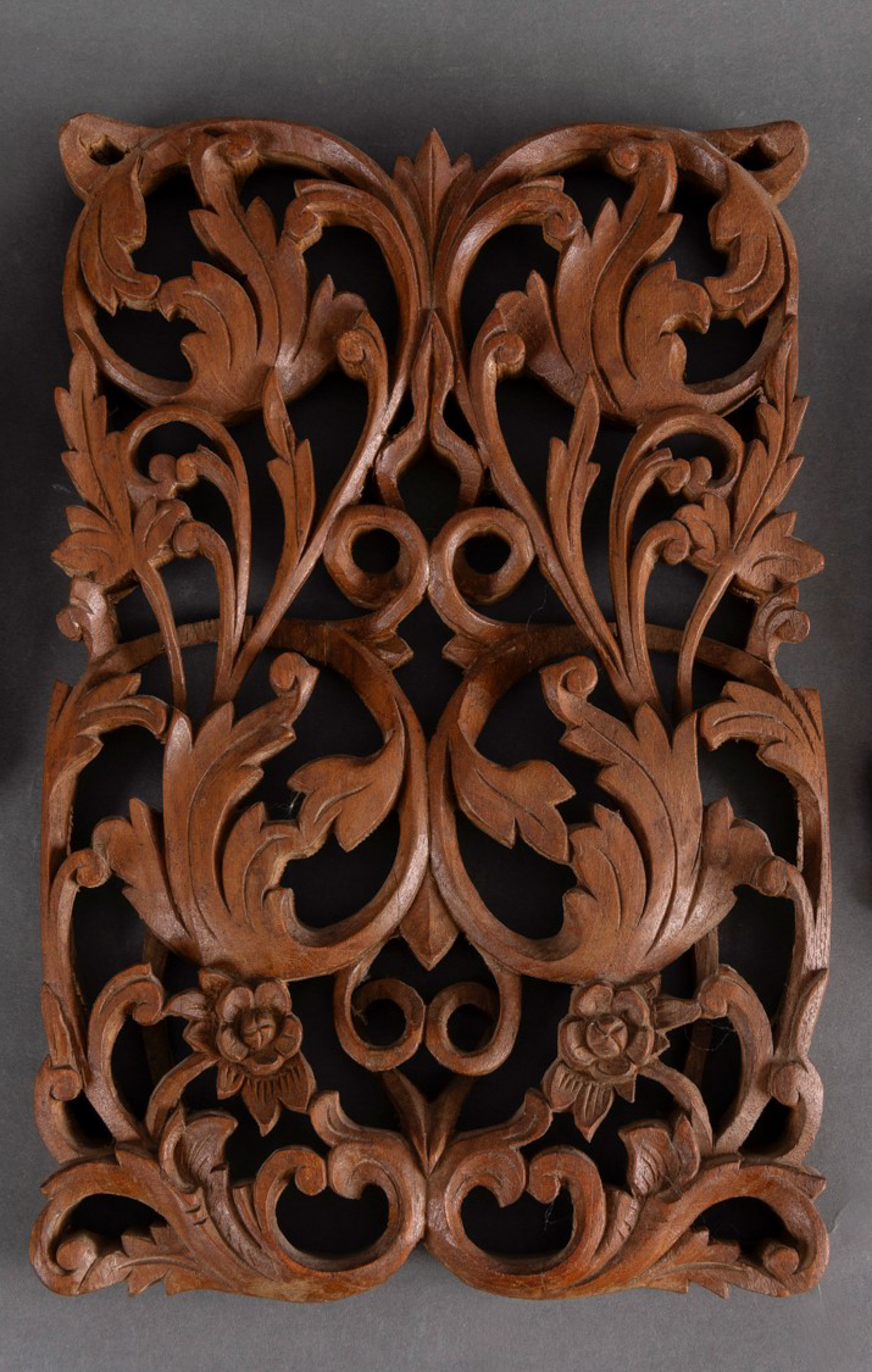 Panel oriental tallado en madera con motivos vegetales.
Medidas: 30 x 20 cm.