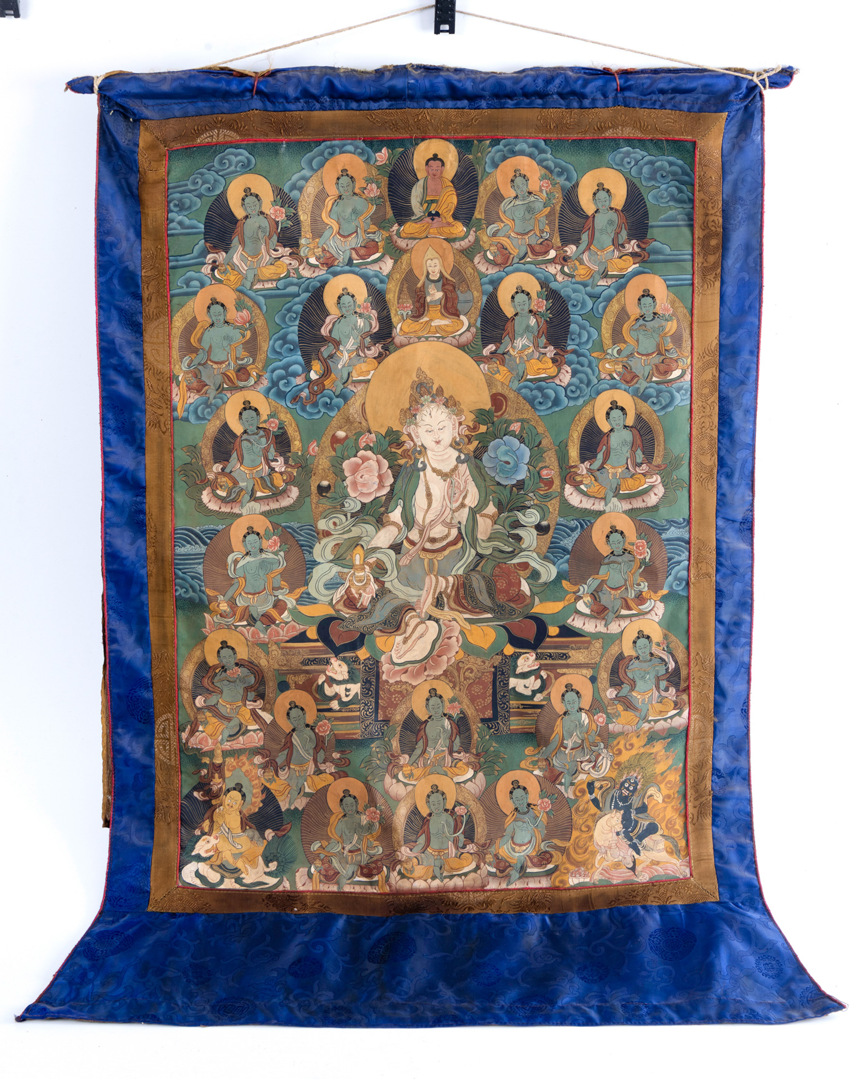 Pequeño tapiz budista de oración
Pintado sobre tela y papel. Cosido sobre una seda azul...