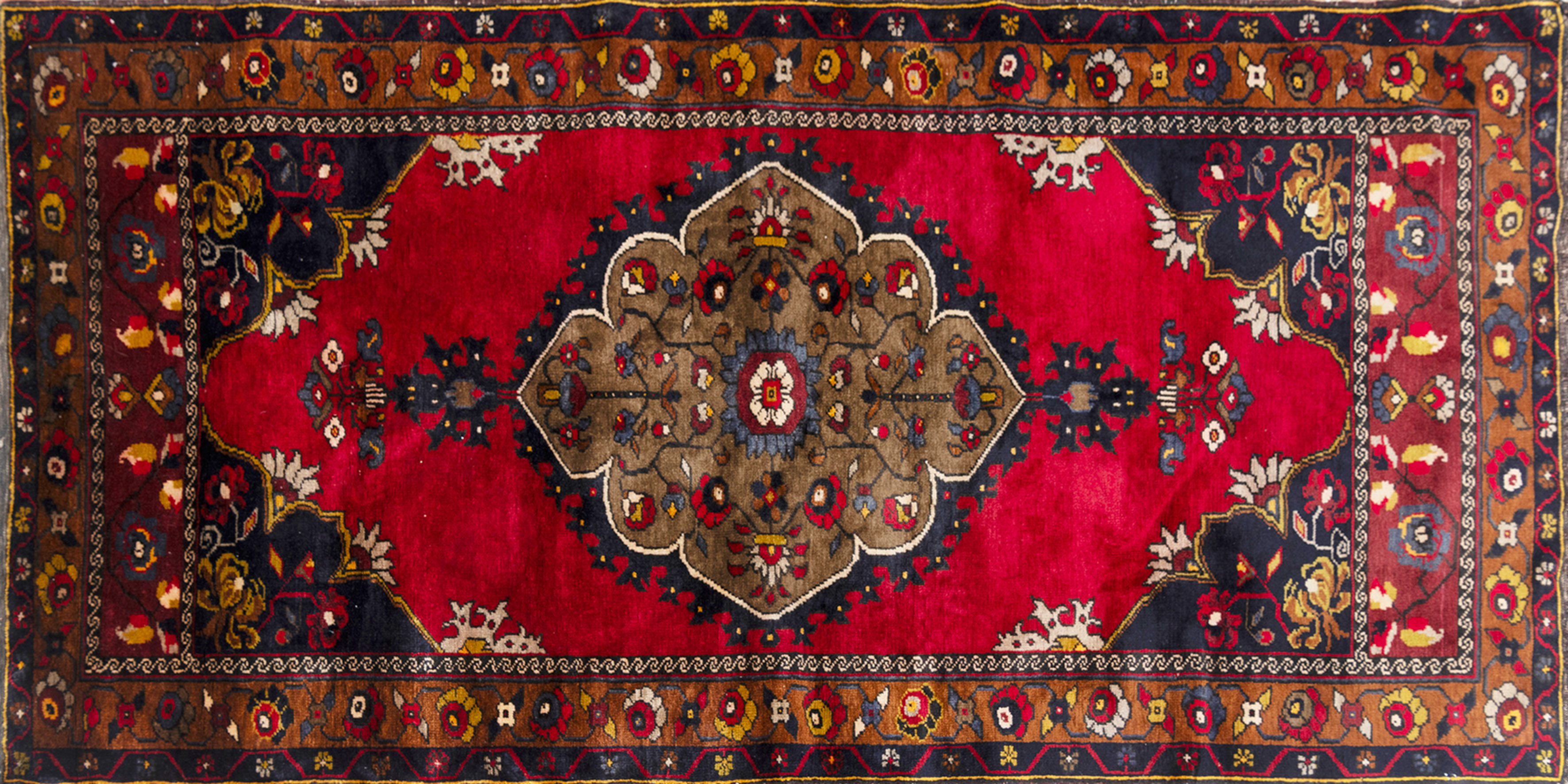 Alfombra india en seda color granate y azul oscuro. 
Medidas: 220 x 110 cm.