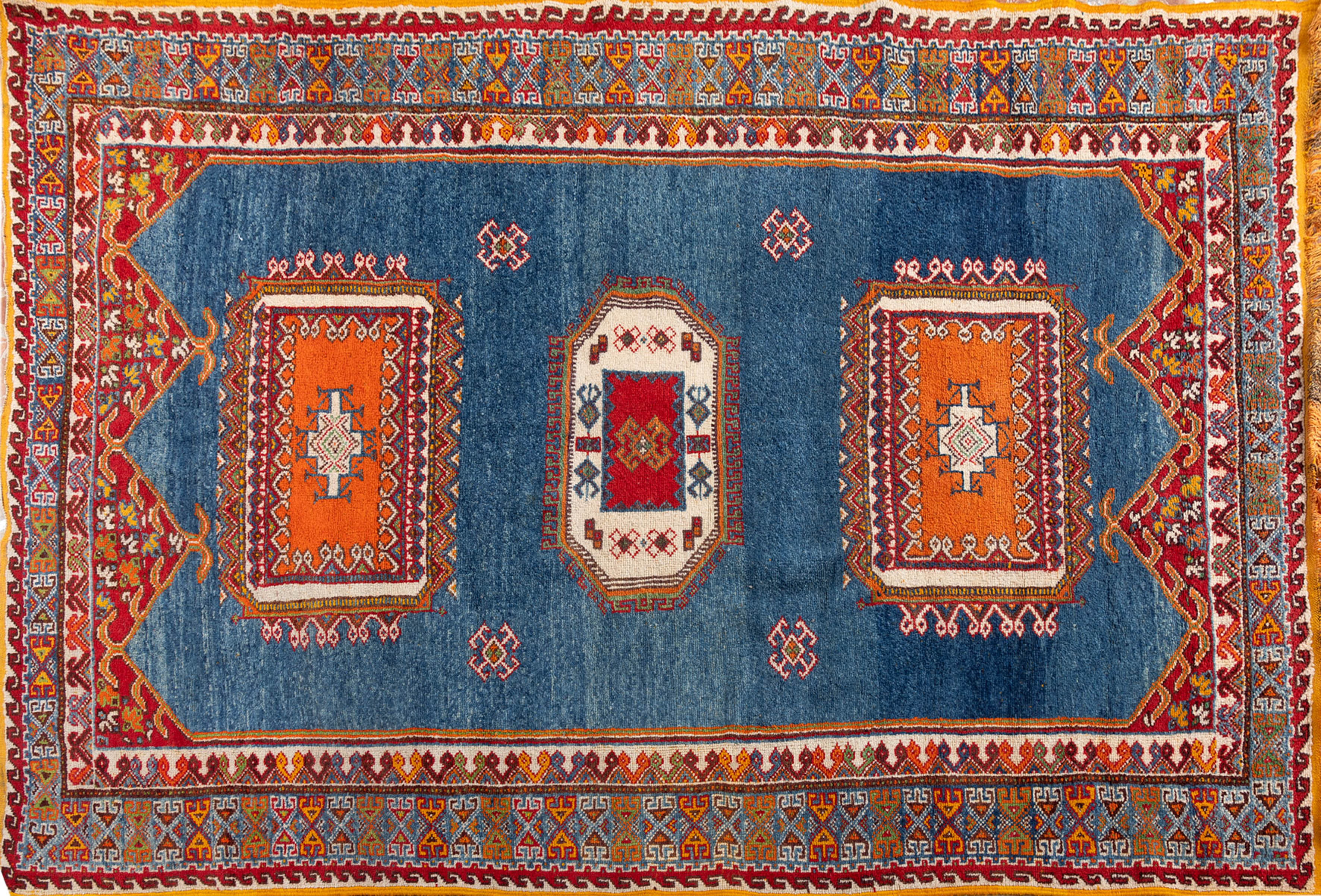Alfombra india en lana. Vivos colores ocres, rojos y azules, diseños geométricos.
Medidas: 280 x...