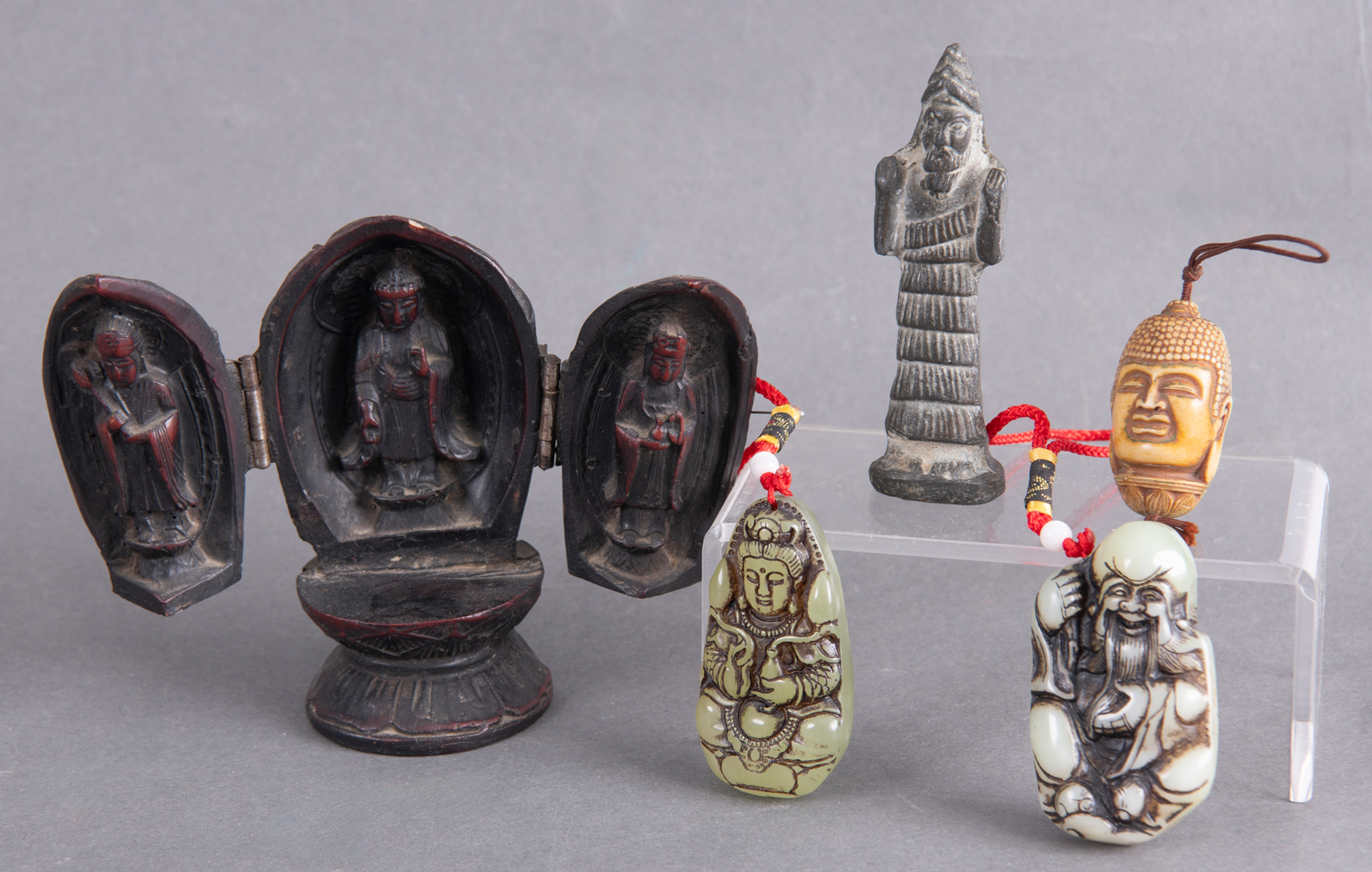 Lote de cinco piezas orientales: altar portátil en madera tallada, sátrapa antiguo en oración...