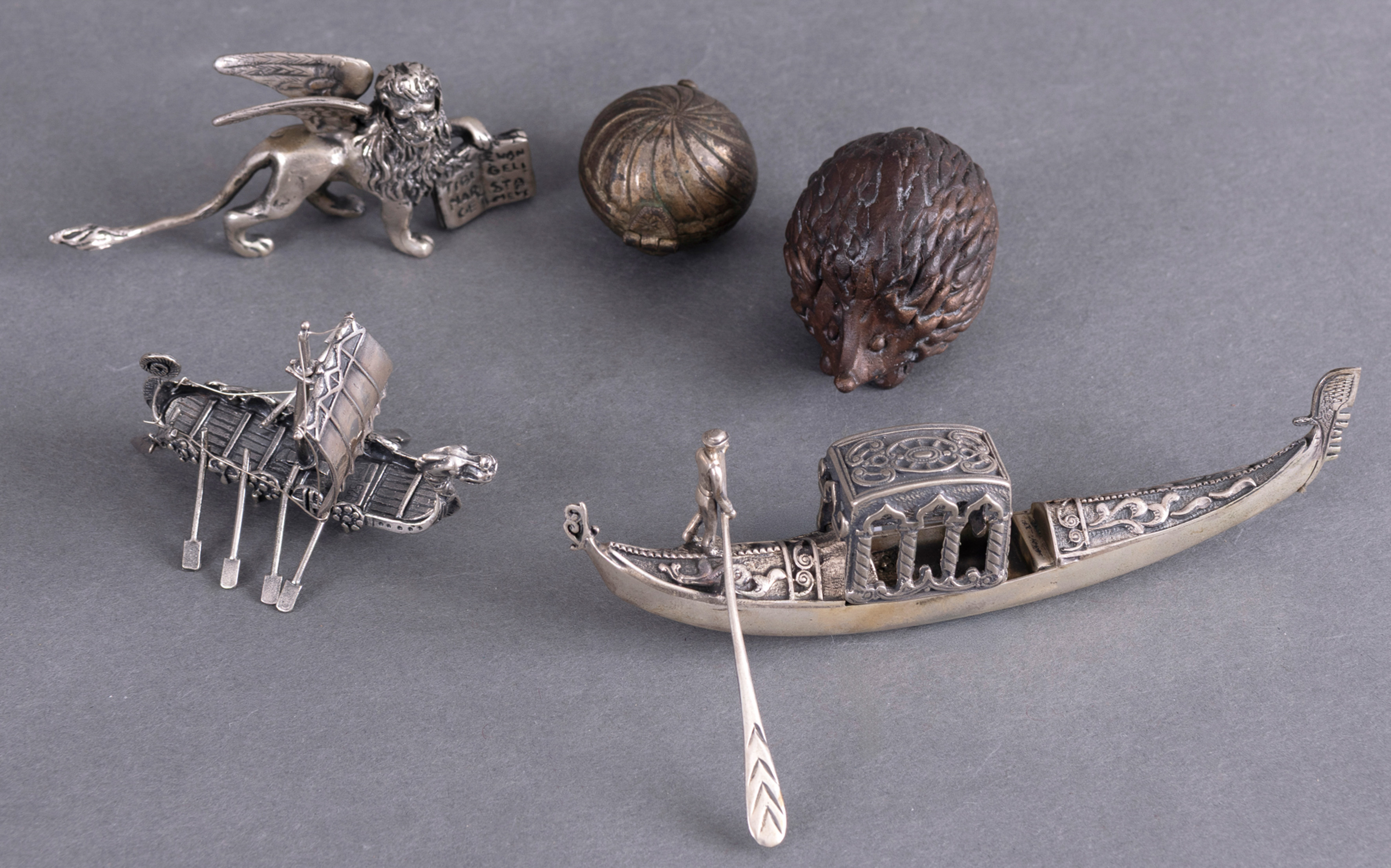 Lote en plata y bronce: Góndola, nave egipcia, pastillero bola, león alado y puercoespin.