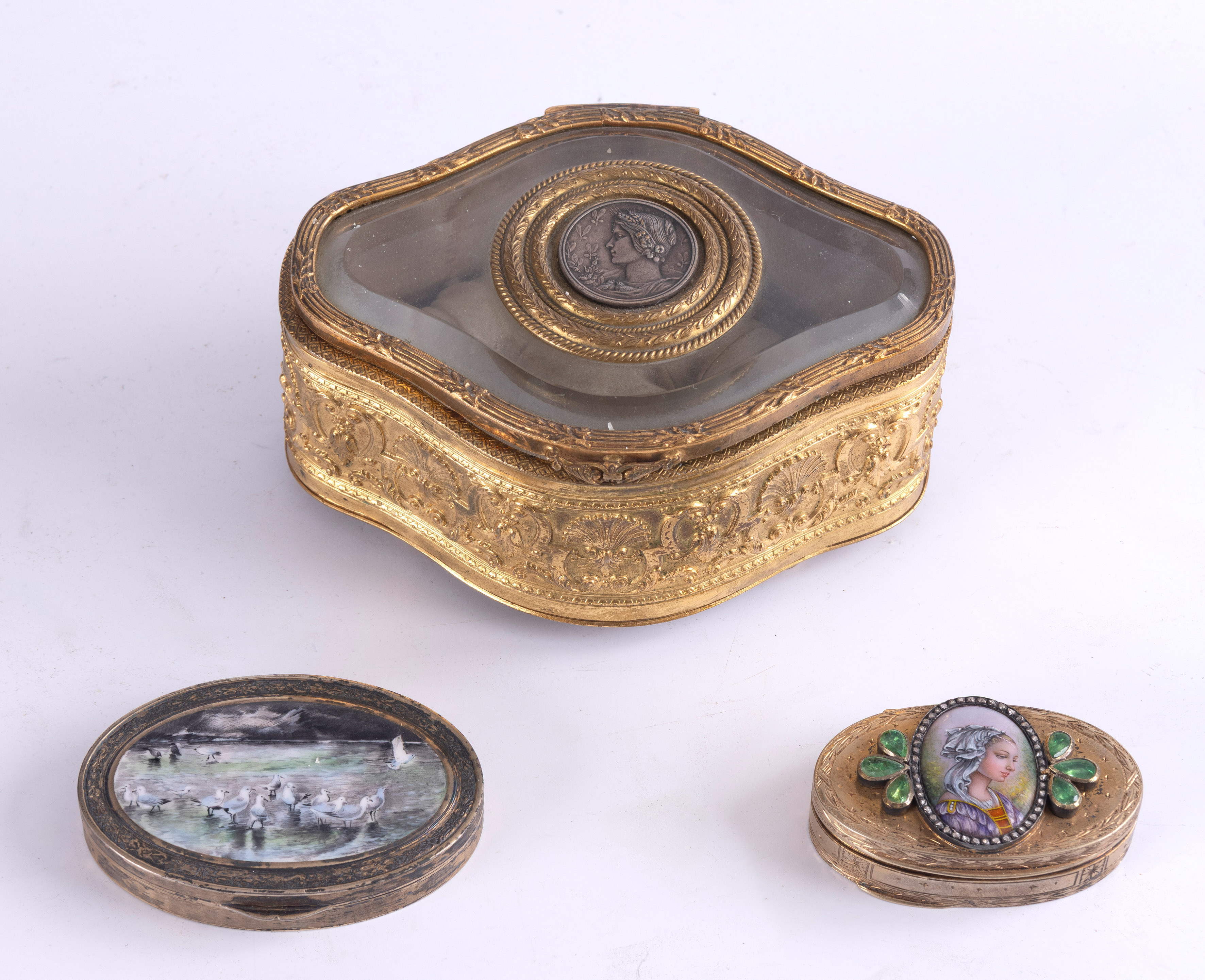 Tres cajas de colección: 
- Rococo en cristal y bronce.
- Cajita oval punzonada con un exquisito...