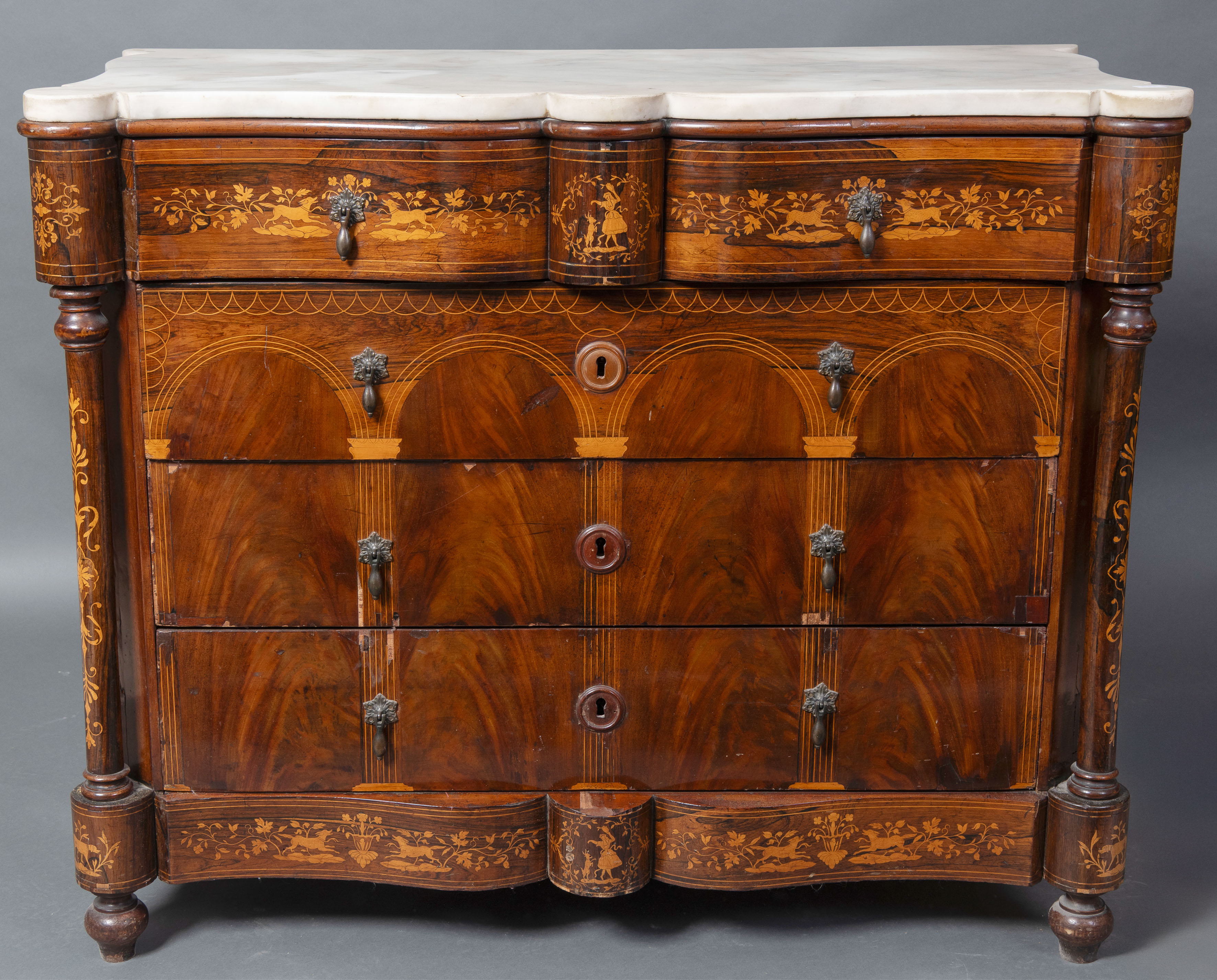 Cómoda isabelina en madera de caoba con marquetería de limoncillo, España, mm. S. XIX 
Con escenas...