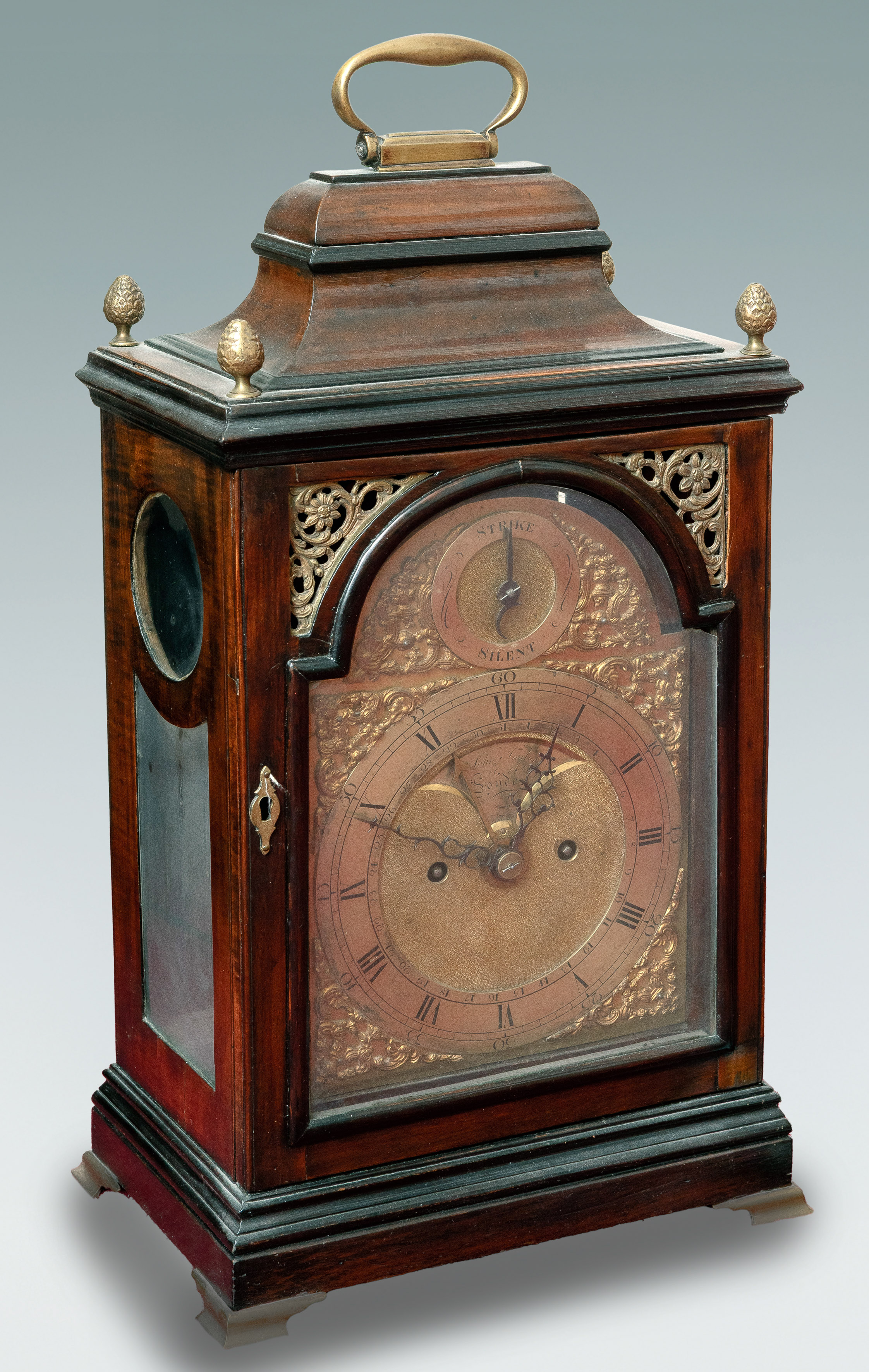 Reloj bracket de sobremesa John Taylor. Londres.
Medidas: 46 x 18 x 27 cm.