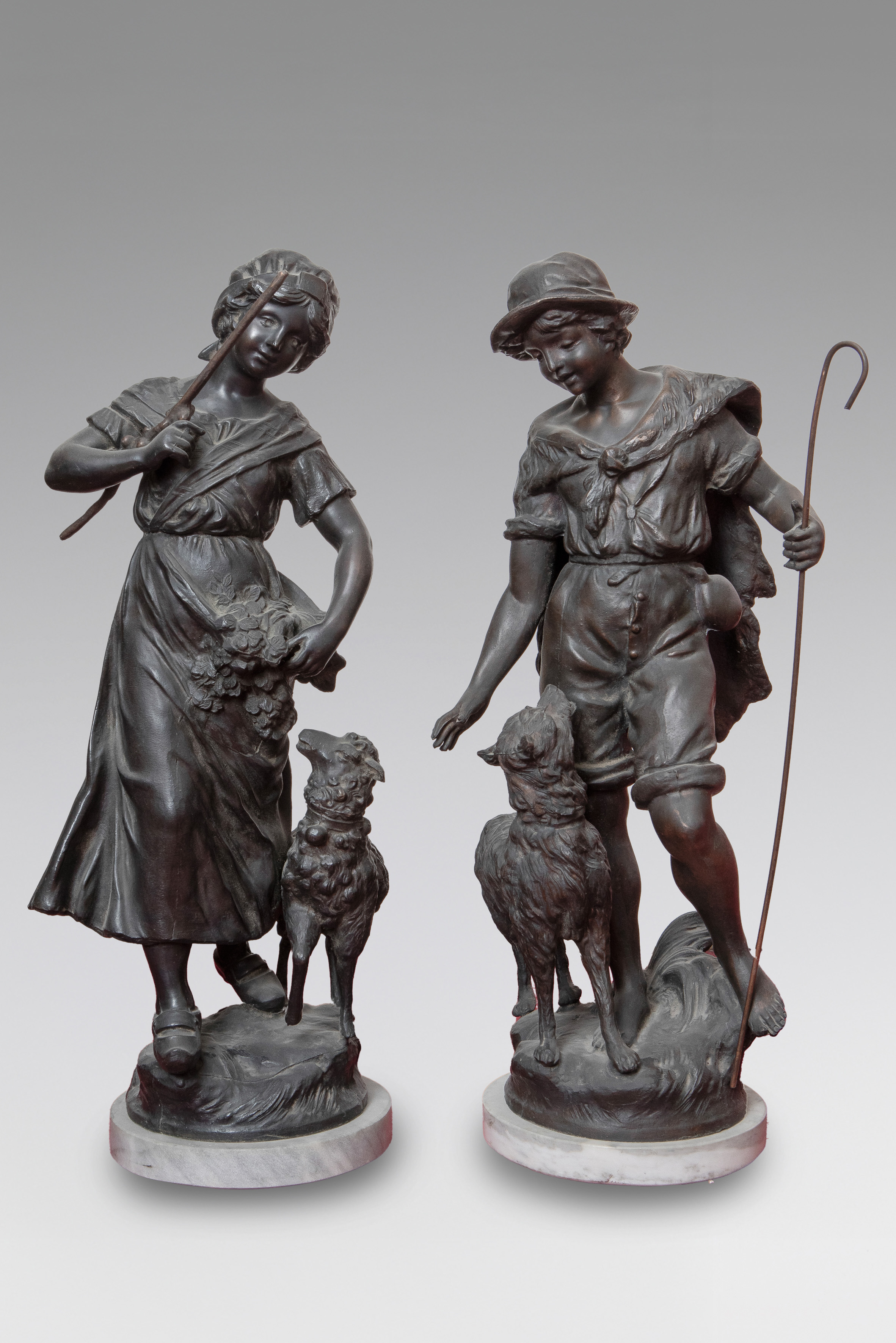 Pareja de bronces. Campesinos. Firmado.
Altura sin peana: 45 cm