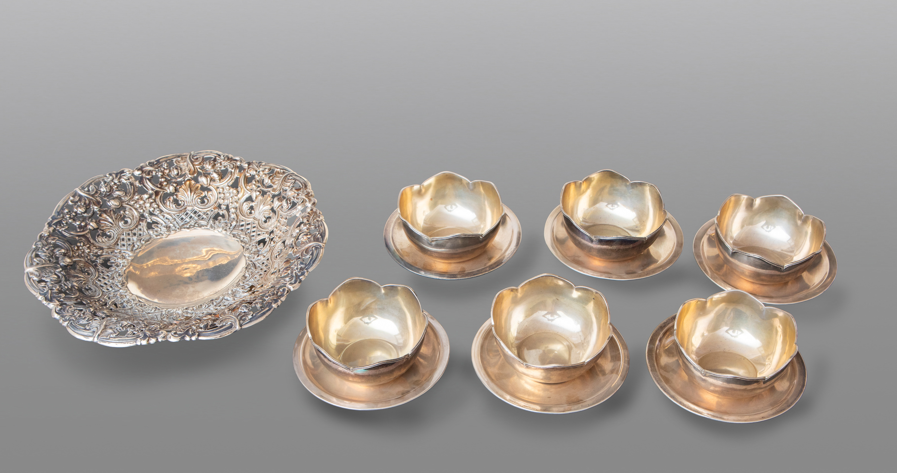Seis lavafrutas en plata con sus platos. Modelo tulipán. Ley 916.
Centro con alero calado, en plata...