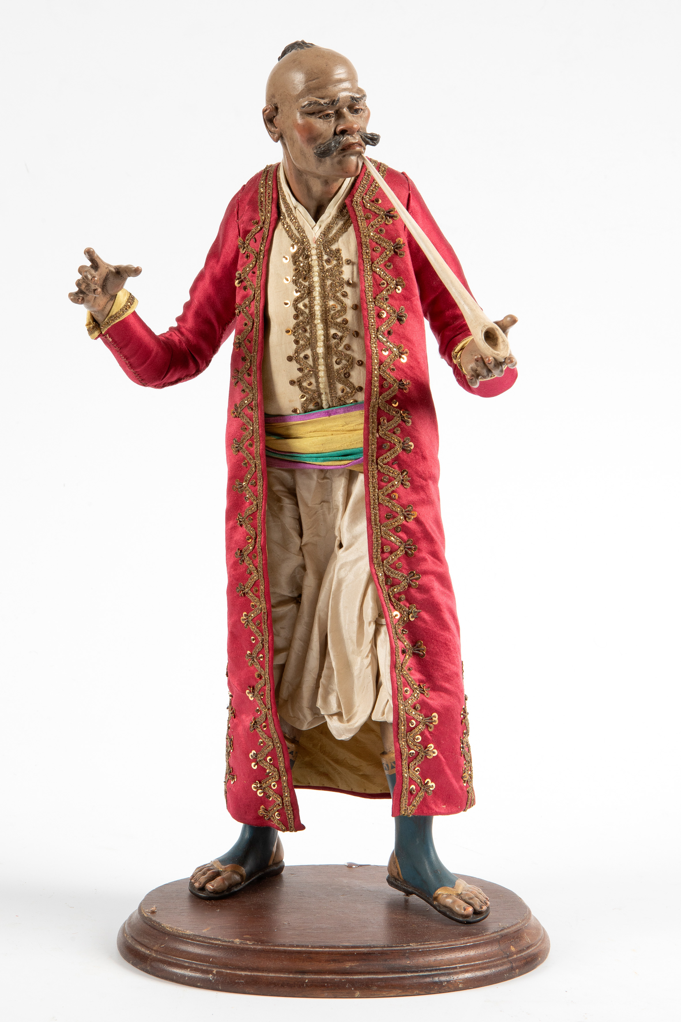 ESCUELA NAPOLITANA, ca. 1900
"Mongol con pipa"
Figura vestida en seda; pipa, cabeza y manos en...