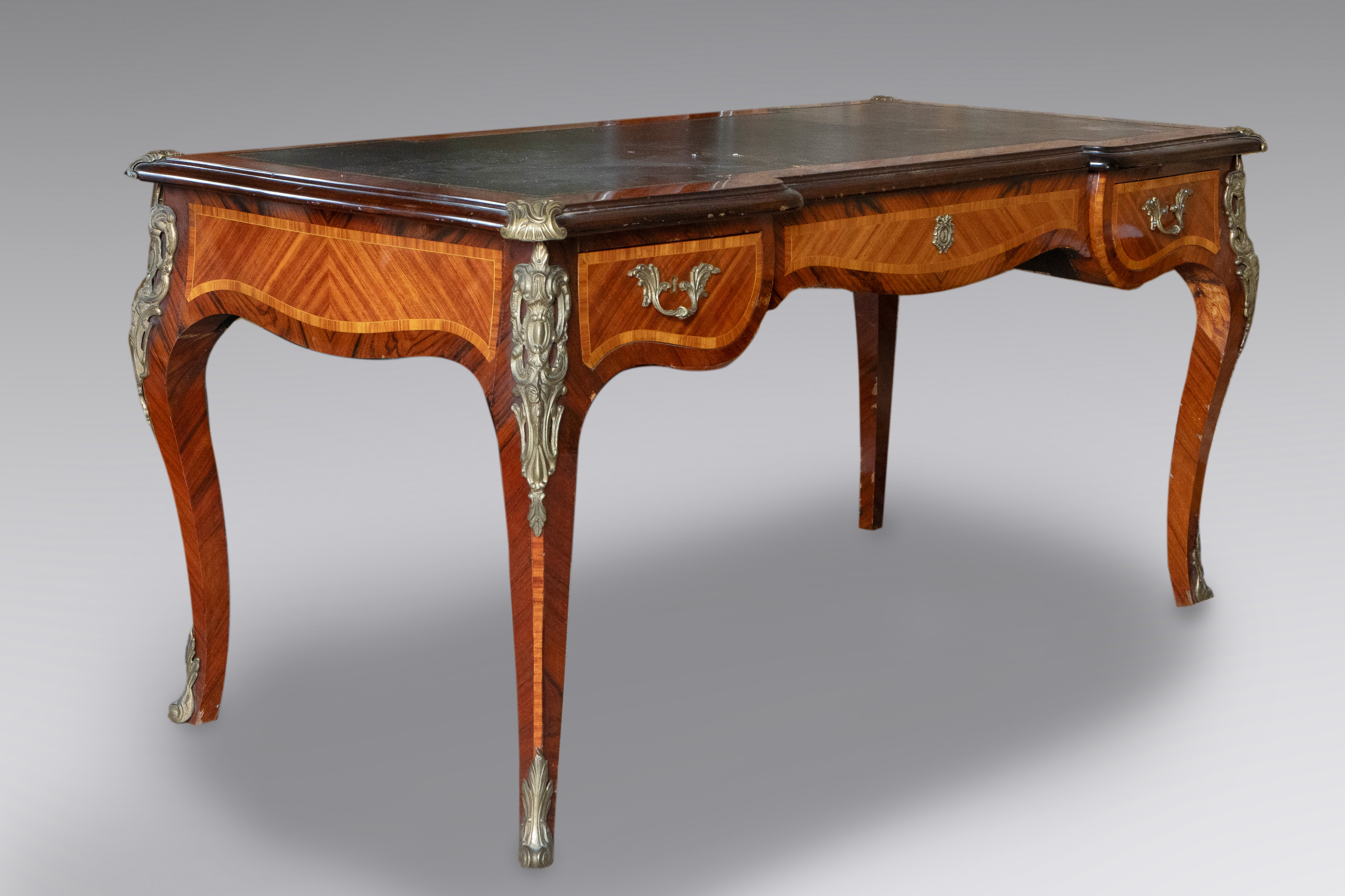 Mesa escritorio estilo Luis XV en madera de caoba con tapa de cuero verde.
Medidas: 77 x 160 x 78...