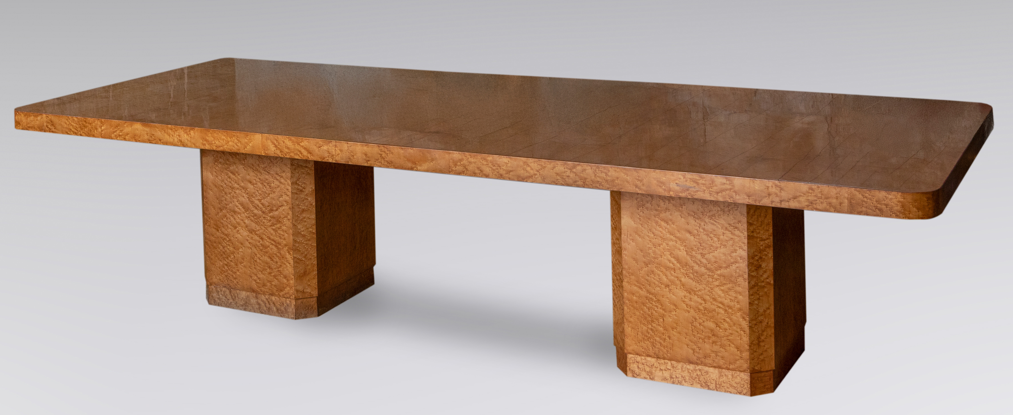 Mesa de comedor Art Deco en madera de raíz de nogal pulida. 
Medidas: 120 x 71 x 300 cm.