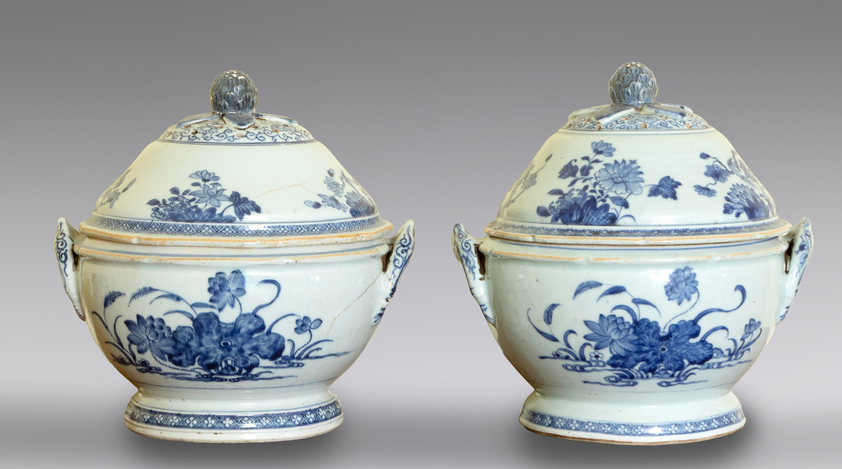 Pareja de soperas con tapa en porcelana esmaltada blanca y azul. China, S.XIX.
Altura: 29 cm.