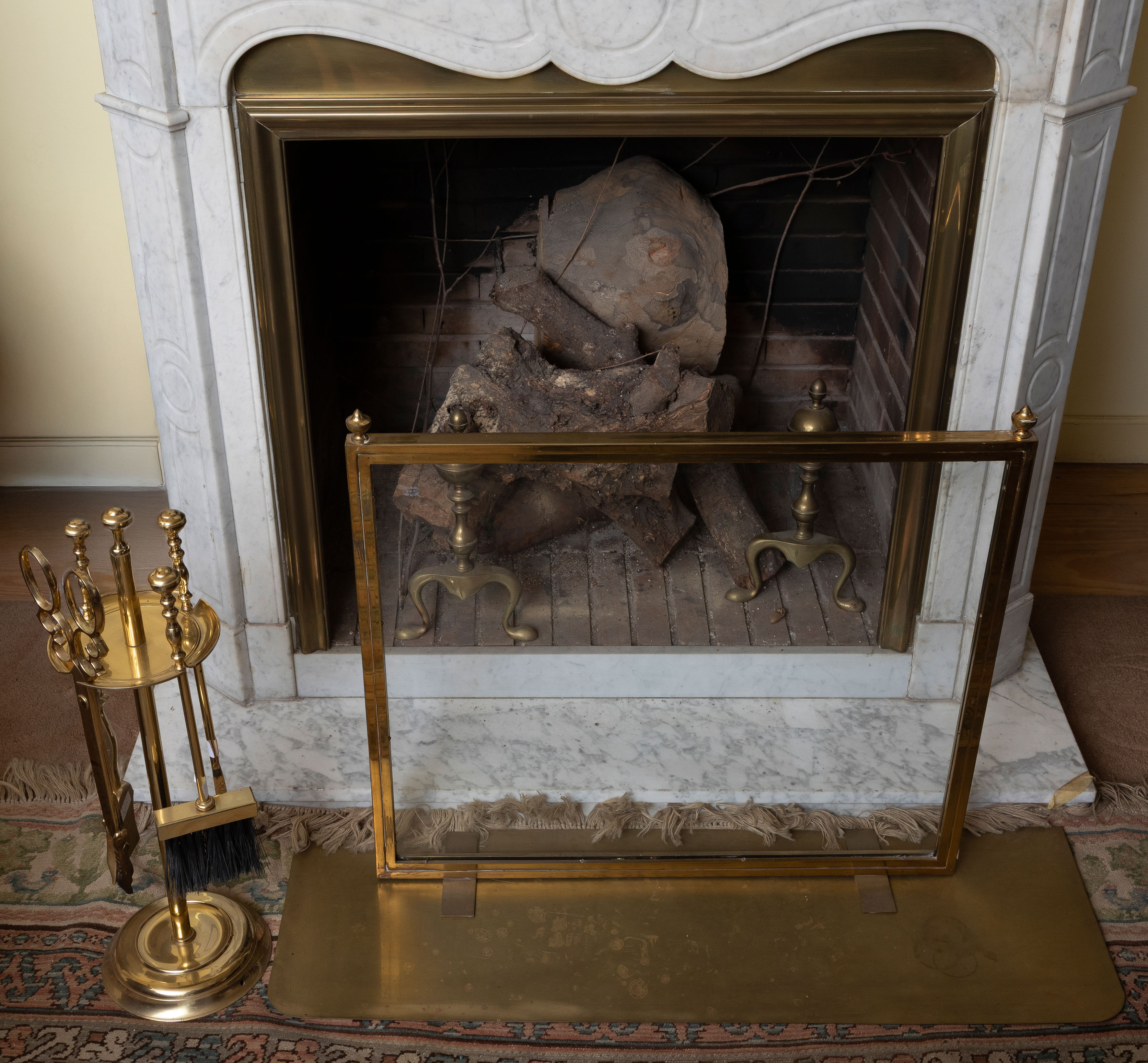 Conjunto de chimenea formado por pareja de morillos, paraban en latón dorado y cristal y utensilios...