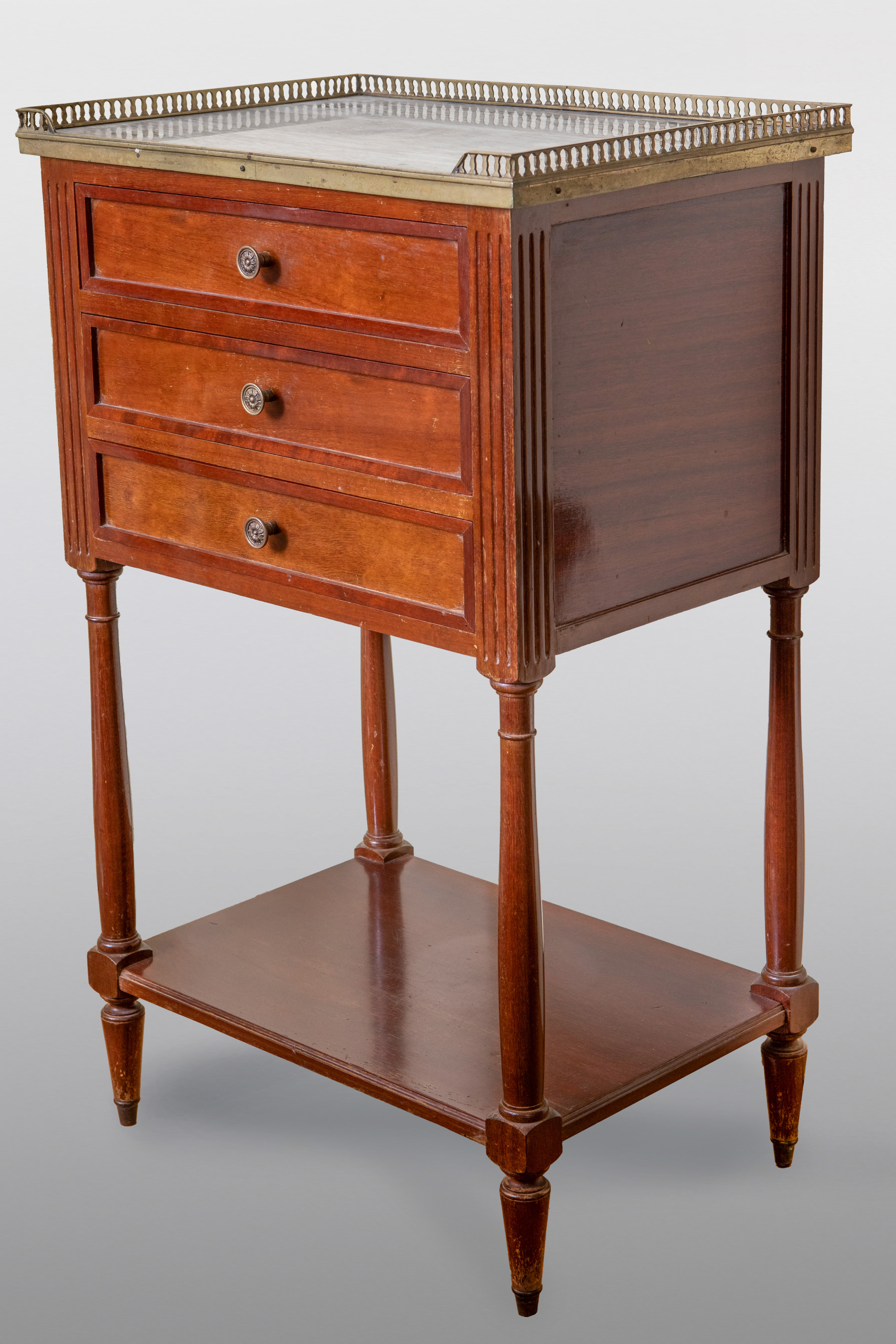 Mueble auxiliar estilo Luis XVI con tapa en mármol veteado y galería calada, 
Madera de caoba,...